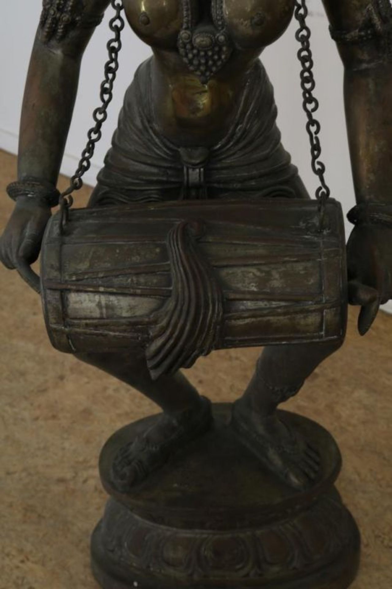 Bronzen sculptuur van Deepa Lakshmi met een Mridangam trommel, India, h. 100 cm. bronze sculpture of - Bild 5 aus 5