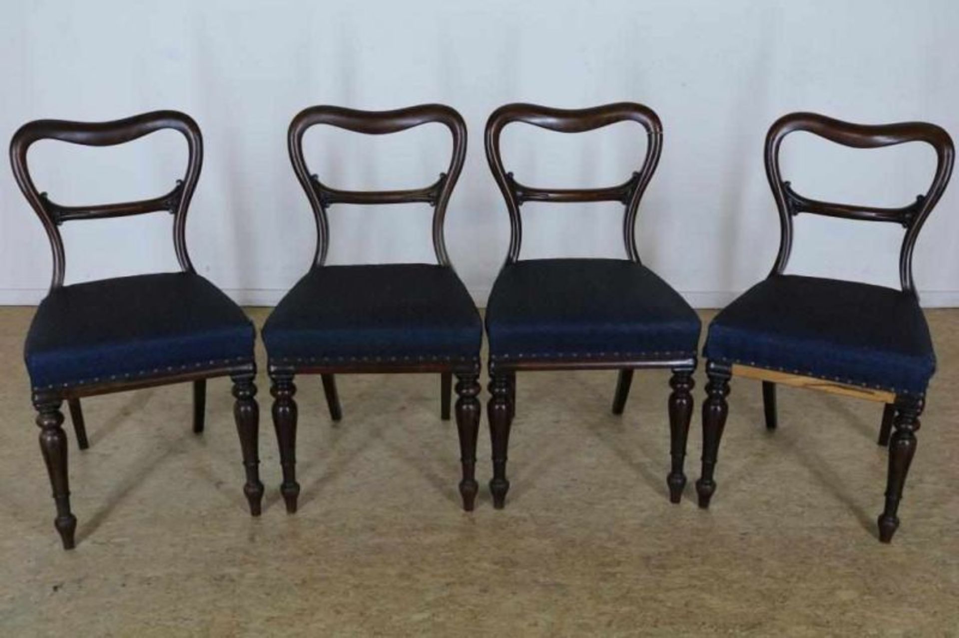 Serie van 4 mahonie Victoriaanse eetkamerstoelen met gestoken motieven, voorzien van blauwe