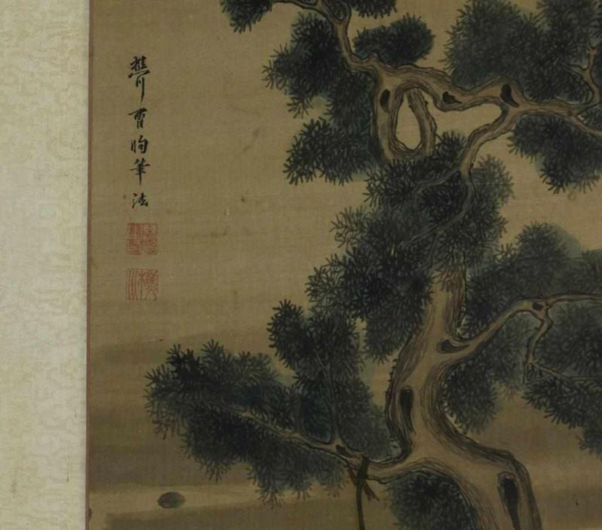 Kaman met 2 paarden in landschap, aquarel op zijde, ges. en gestempeld l.o., Japan, 73 x 33 cm. - Bild 3 aus 4