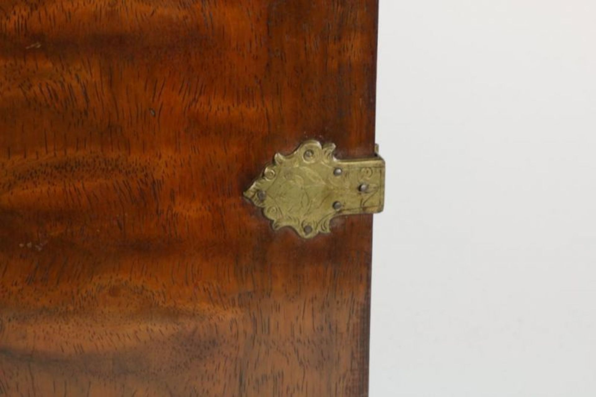 Noten houten kunstkabinet met verguld bronzen beslag, op de zijkanten 2 grepen, het front met 2 - Bild 13 aus 14