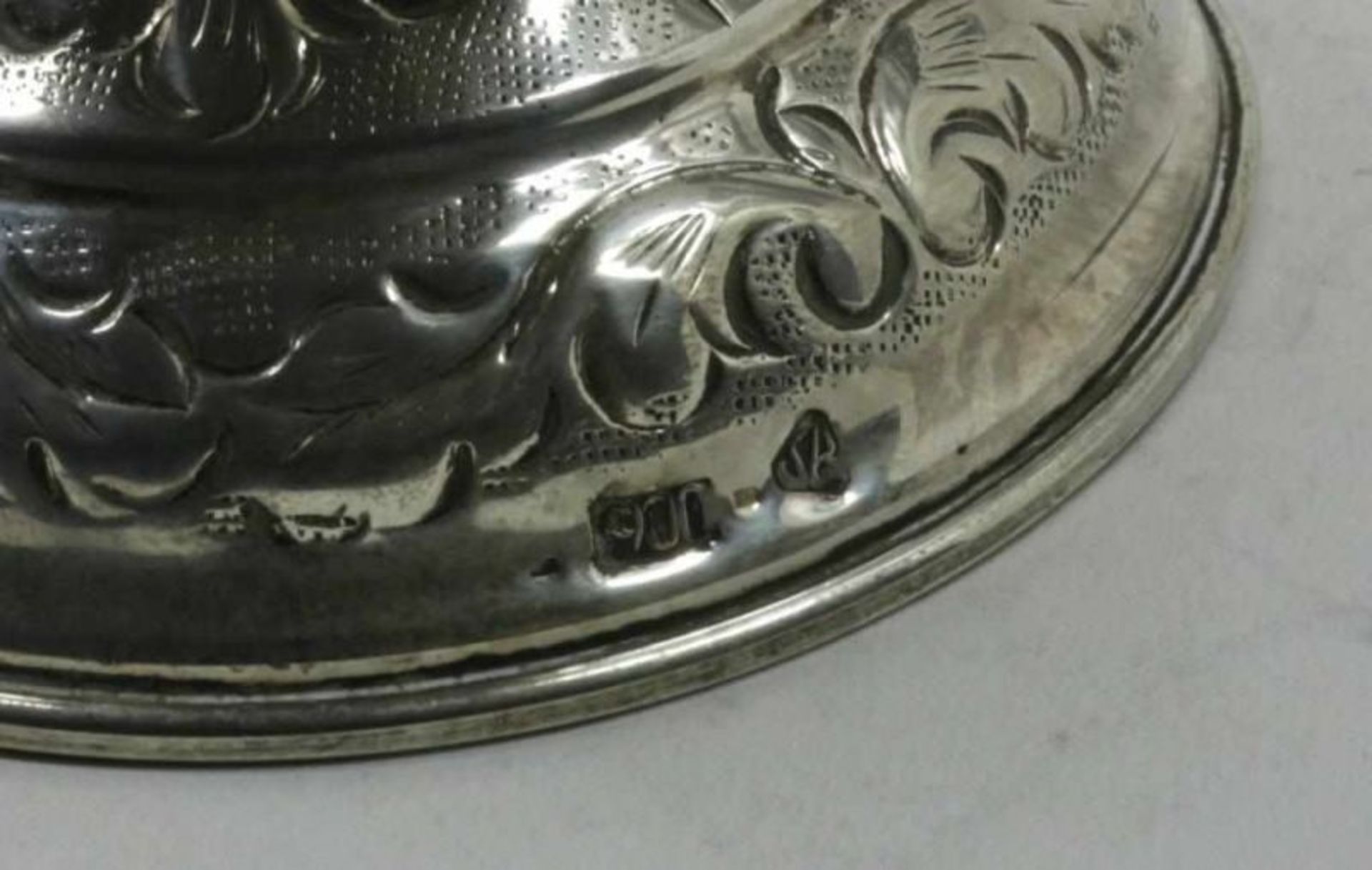 Zilveren karaf op onderschotel, gew. 806gr. l. 26cm. A silver carafe with dish, w. 806gr. l. 26cm. - Bild 6 aus 6