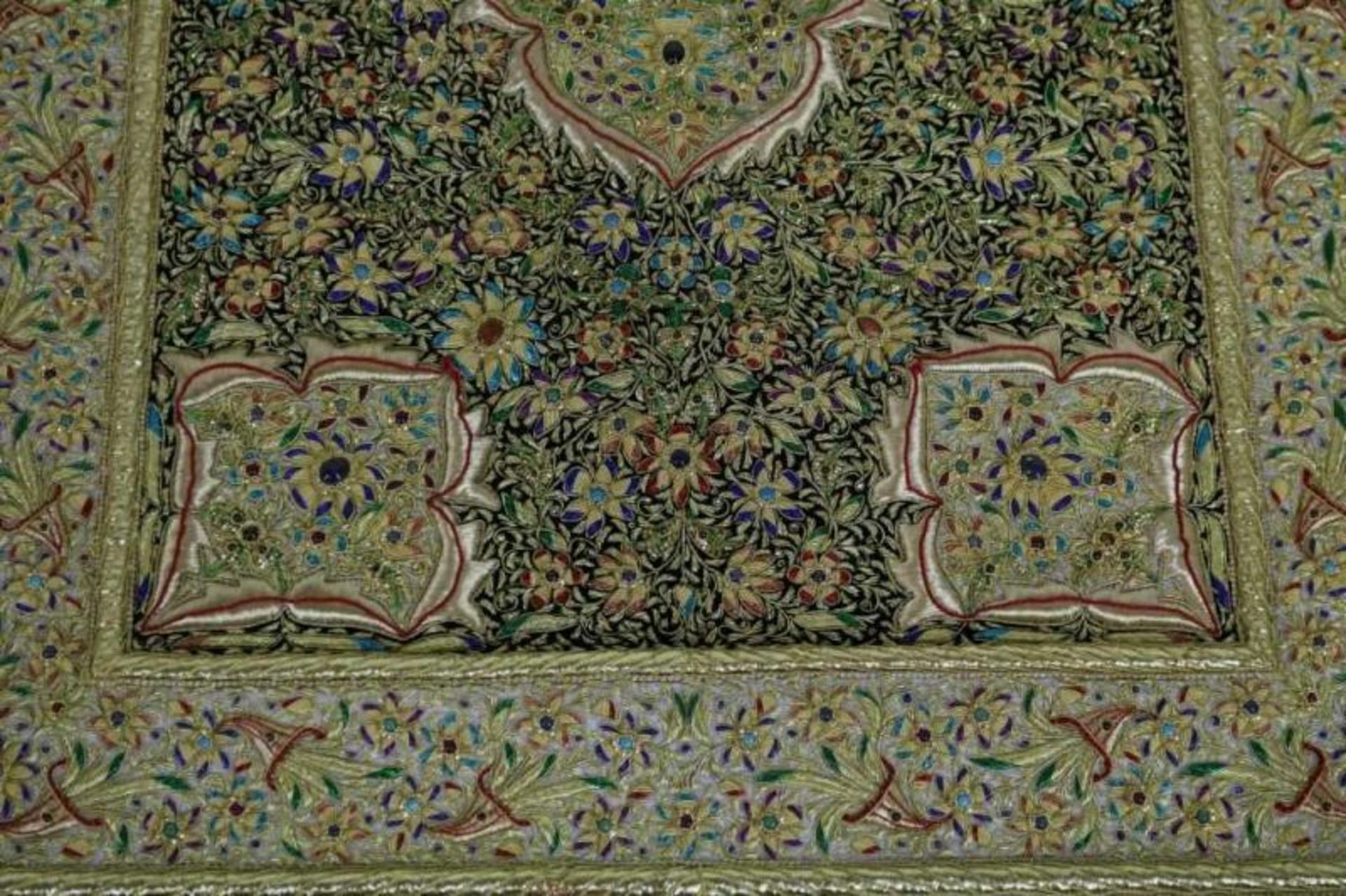 Stel fluwelen wandkleden met gouddraad, half edelstenen en koperwerk, Kashmir India, 116 x 90 cm. - Bild 3 aus 3