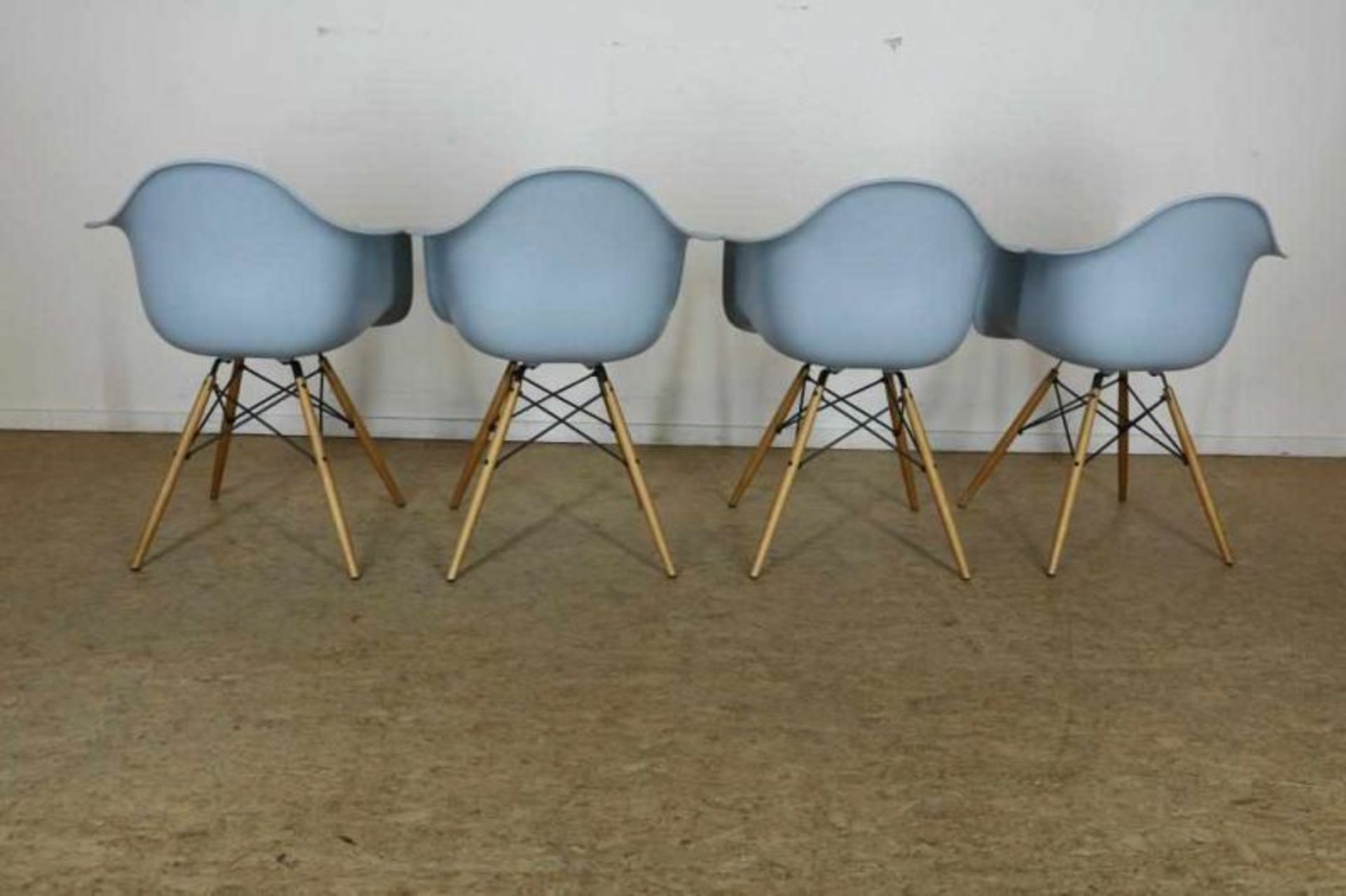Serie van 4 plastiek stoelen op esdoorn poten, naar ontwerp Charles Eames voor Vitra. - Bild 2 aus 3