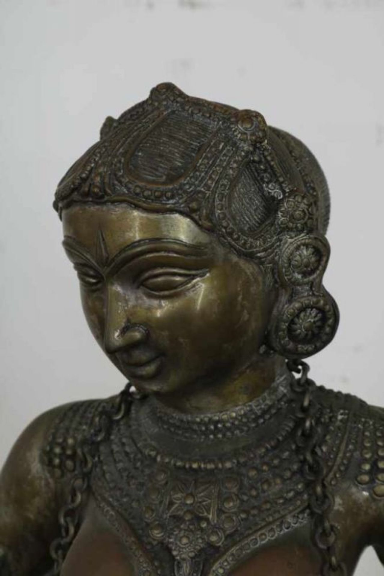 Bronzen sculptuur van Deepa Lakshmi met een Mridangam trommel, India, h. 100 cm. bronze sculpture of - Bild 2 aus 5