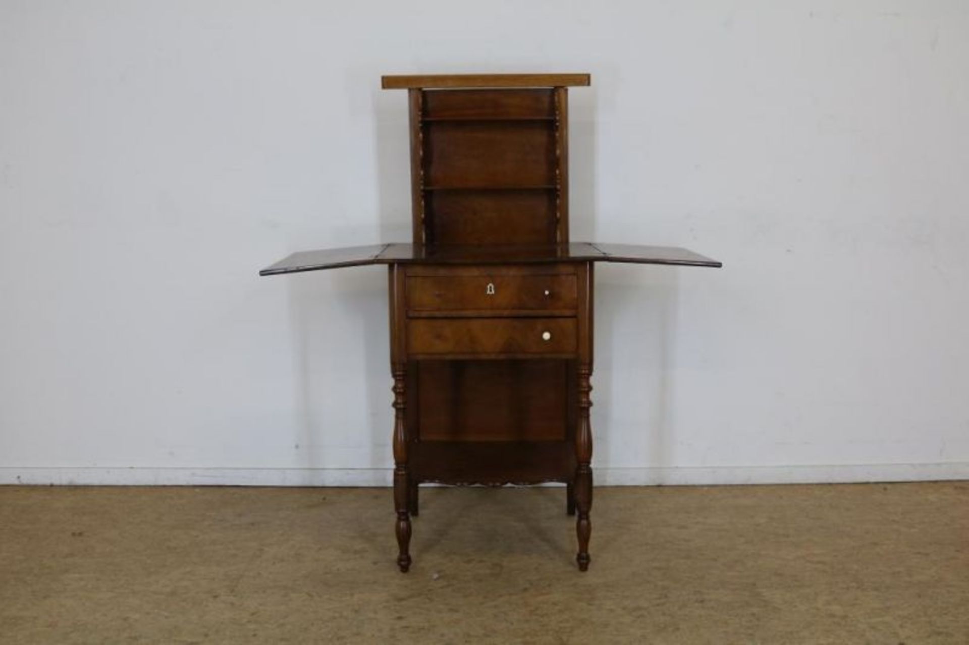 Mahonie Biedermeier domme knecht met etagere, 2 bestekladen en 2 zijbladen, 19e eeuw, h. 126, br. - Bild 3 aus 3