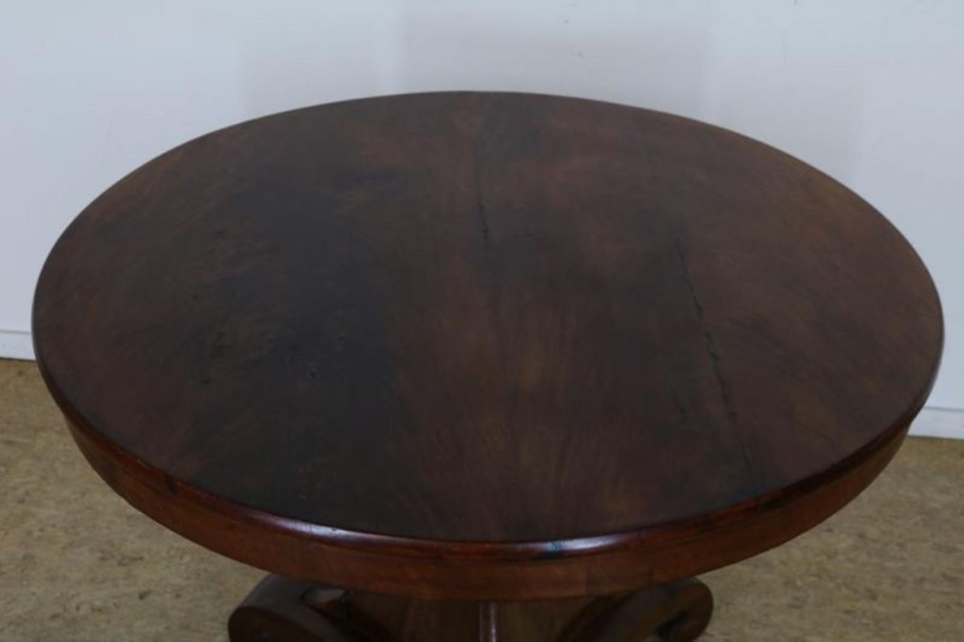 Mahonie Empire ronde tafel met poot uitlopend in 3-sprant, h. 73 diam. 103 cm. Mahogany Empire - Bild 2 aus 3