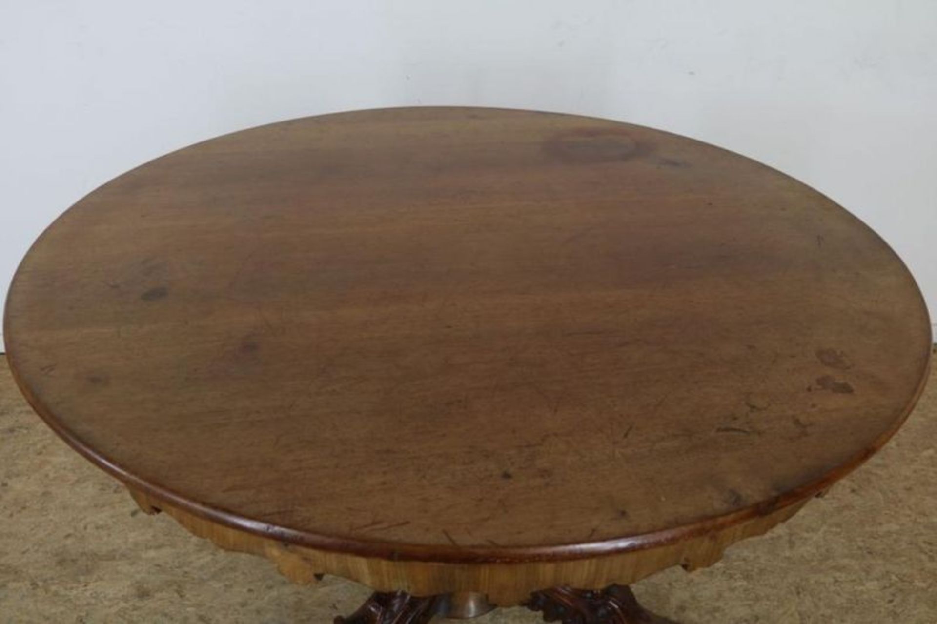 Mahonie Biedermeier tafel op kolompoot uitlopend in gestoken 3-sprant, 19e eeuw, h. 78, diam. 113 - Bild 3 aus 3