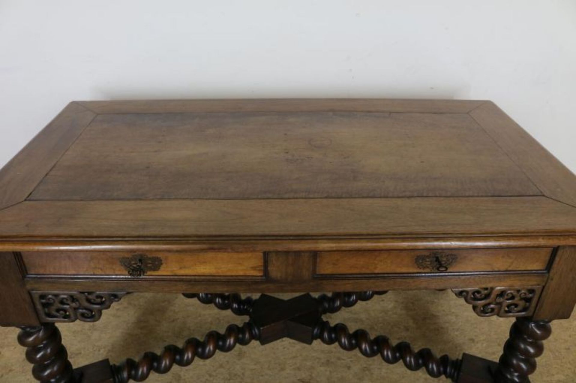 Mahonie schrijftafel met 2 laden op gedraaide poten verbonden door regels, h. 77, br. 145, d. 80 cm. - Bild 3 aus 4