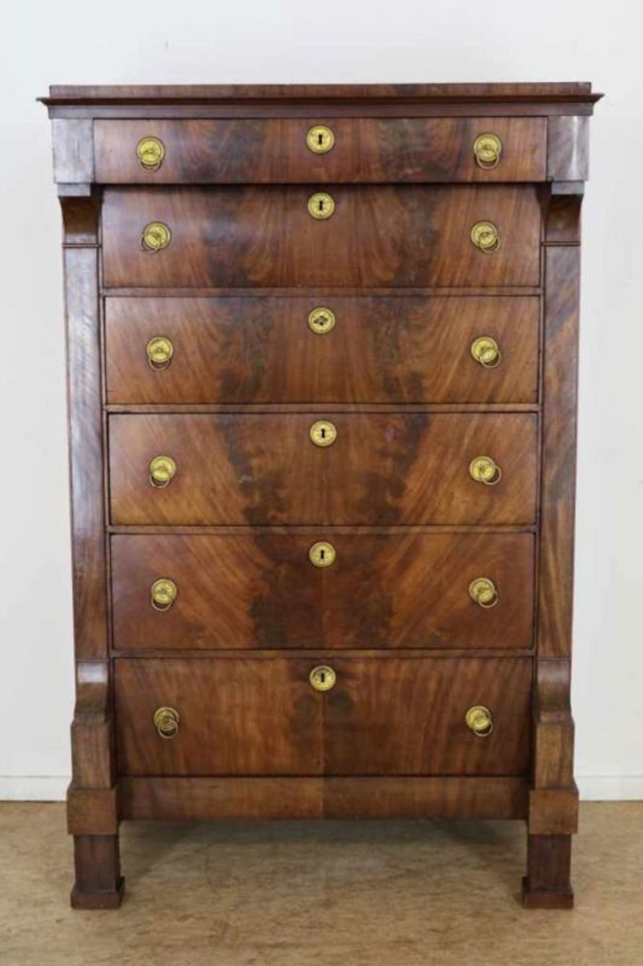 Mahonie chiffoniere met 5 laden en een valse lade met interieur van spiegeldeurtje en 6 laadjes, ca.