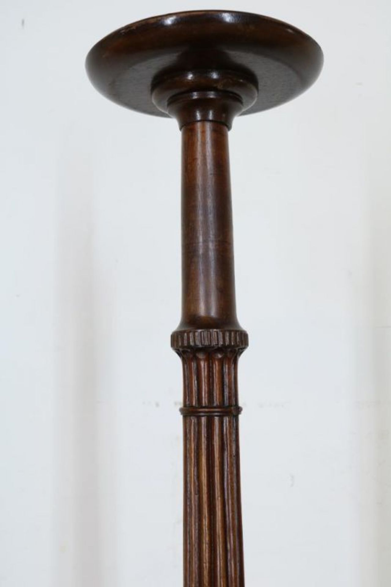 Eiken piedestal op gecanneleerde poot, h. 140, diam. 22 cm. oak pedestal with fluted pillar, h. 140, - Bild 2 aus 2