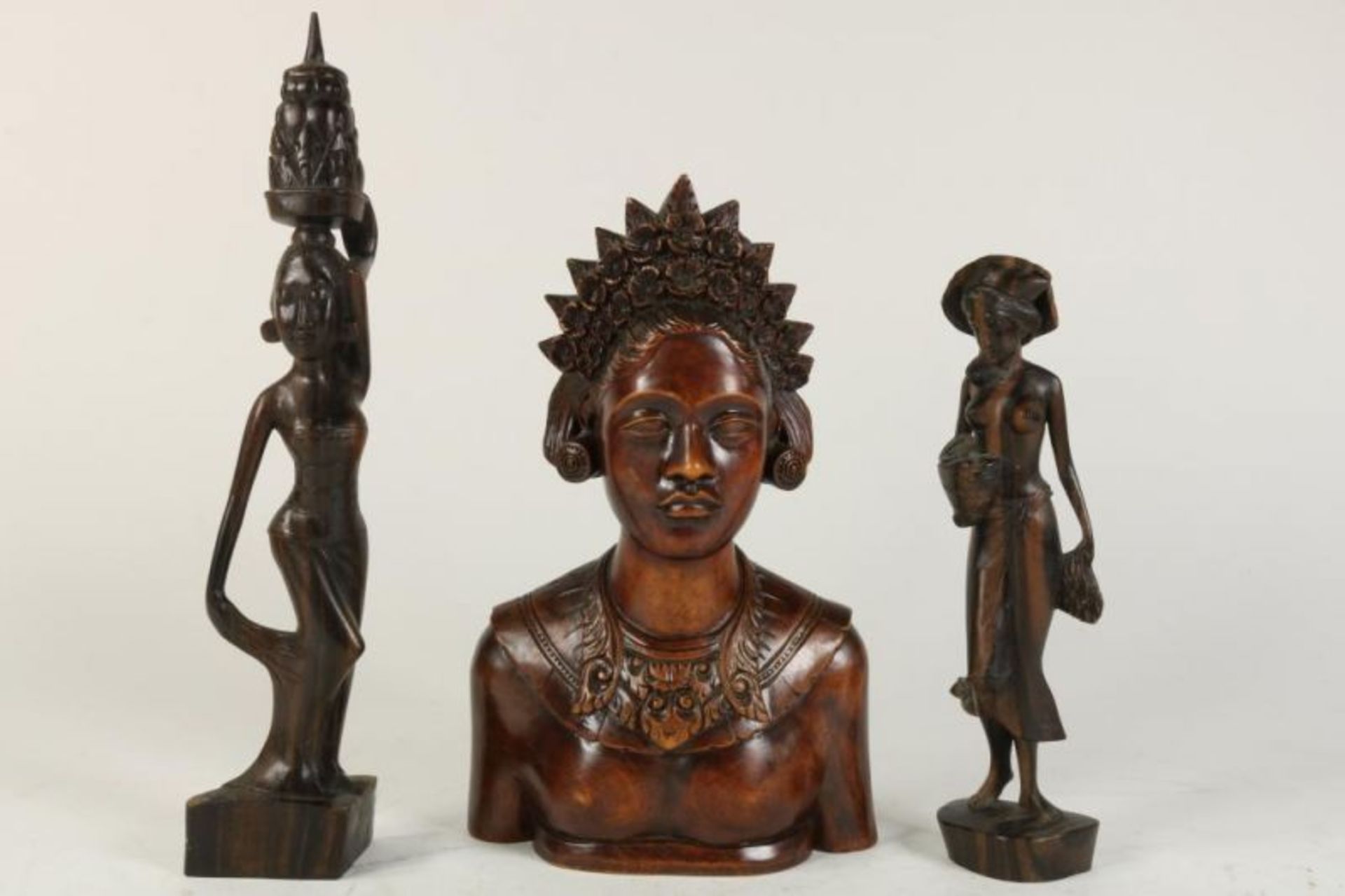 Lot van een palissander buste van dame en 2 staande beeldjes van vrouwen figuren, Indonesie.
