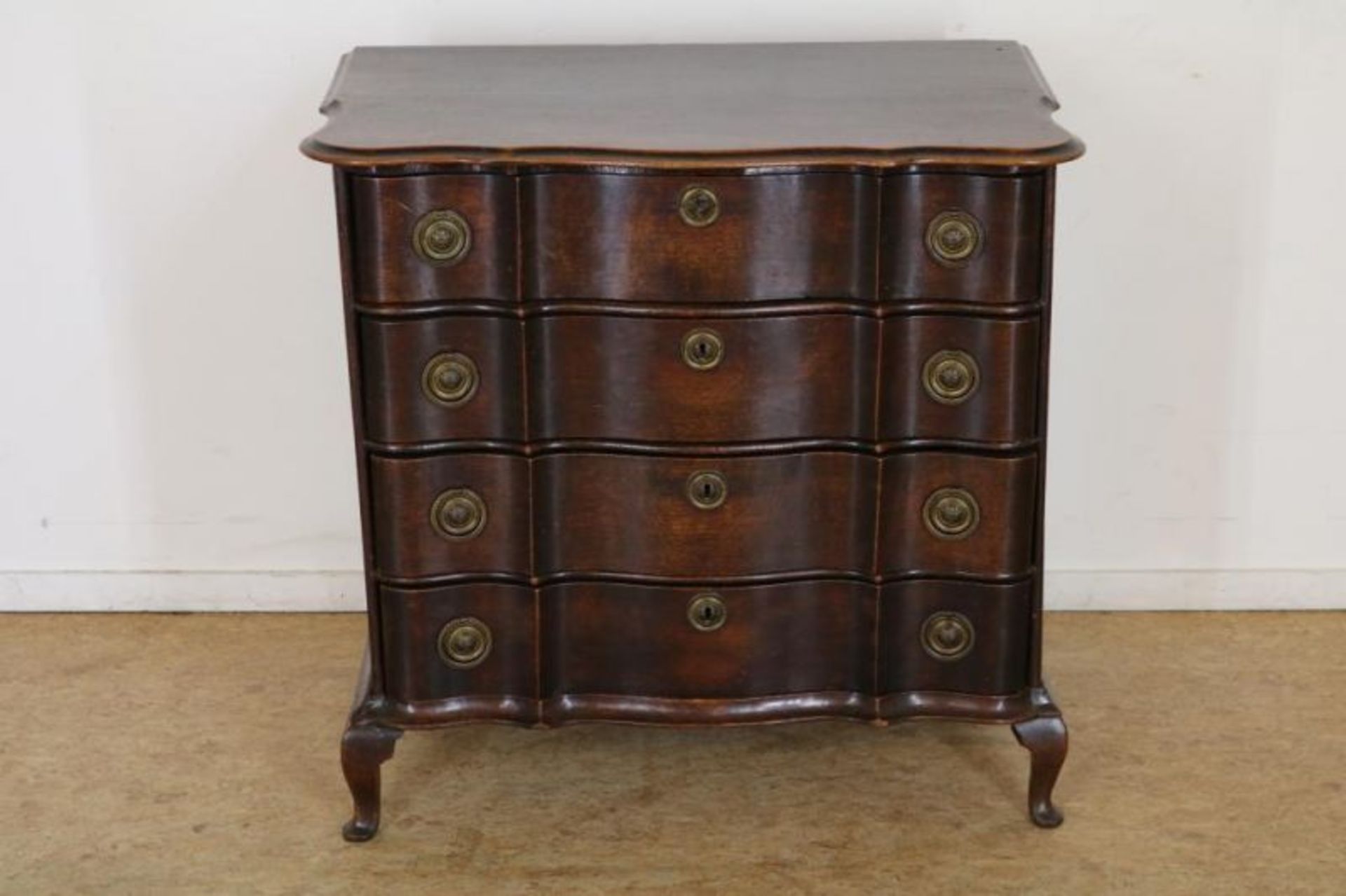 Eiken orgelgebogen commode met 4 laden op Queen-Anne pootjes, Engeland 18e eeuw, h. 82, br. 84, d.