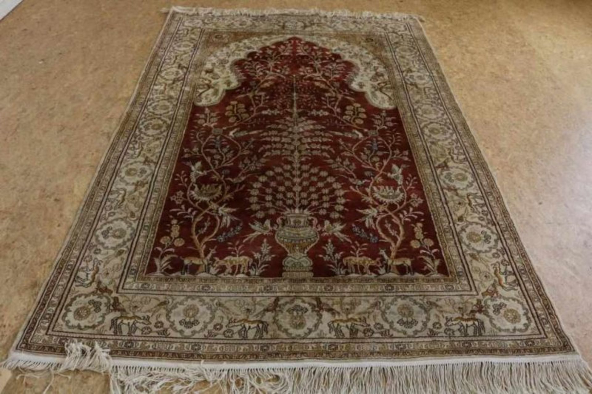 Tapijt, Tabriz met zijde en voorstelling van levensboom, 185 x 125 cm. Carpet, Tabriz with silk