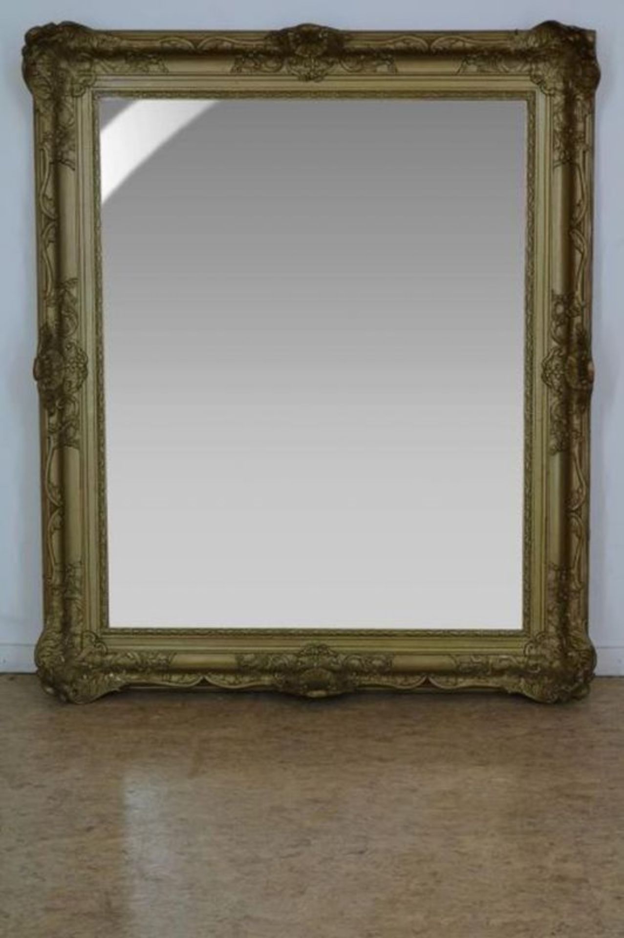 Geslepen spiegel in 19e eeuwse vergulde lijst, 125 x 104 cm.