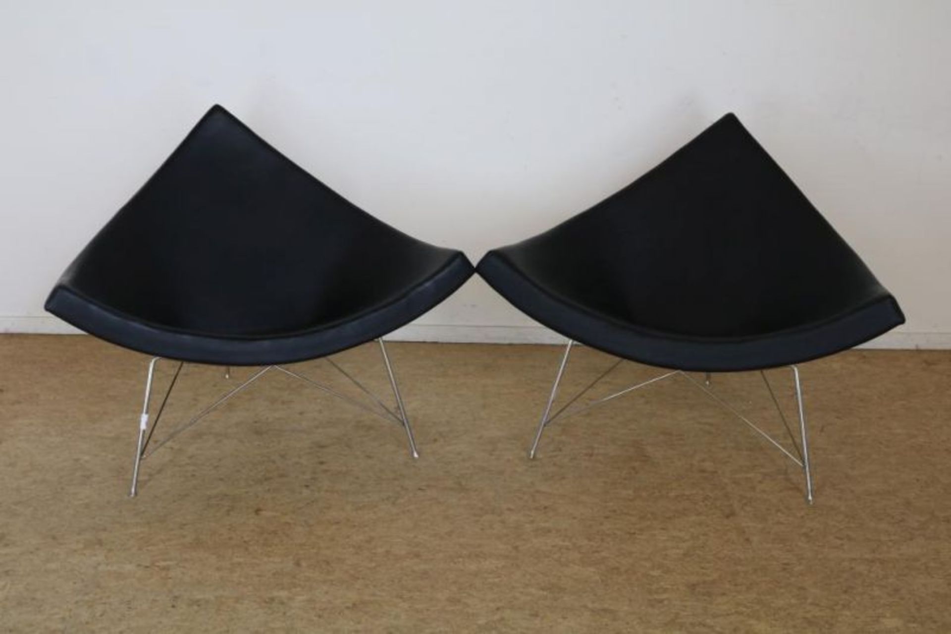 Stel design Coconut chairs op verchroomde poten. A pair of Coconut chairs with black leather