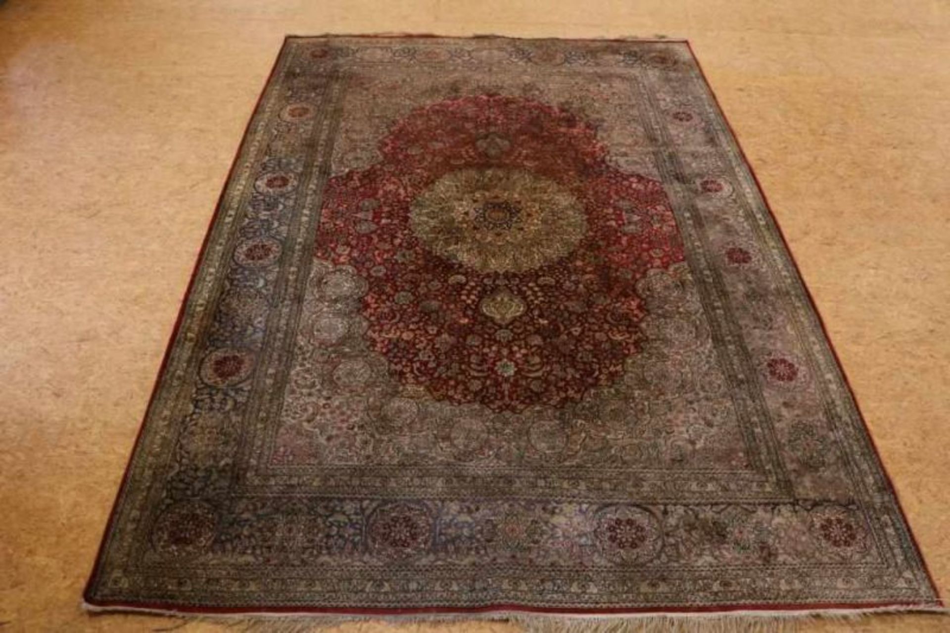 Tapijt, Tabriz met zijde, 275 x 190 cm. Carpet, Tabriz with silk 275 x 190 cm.