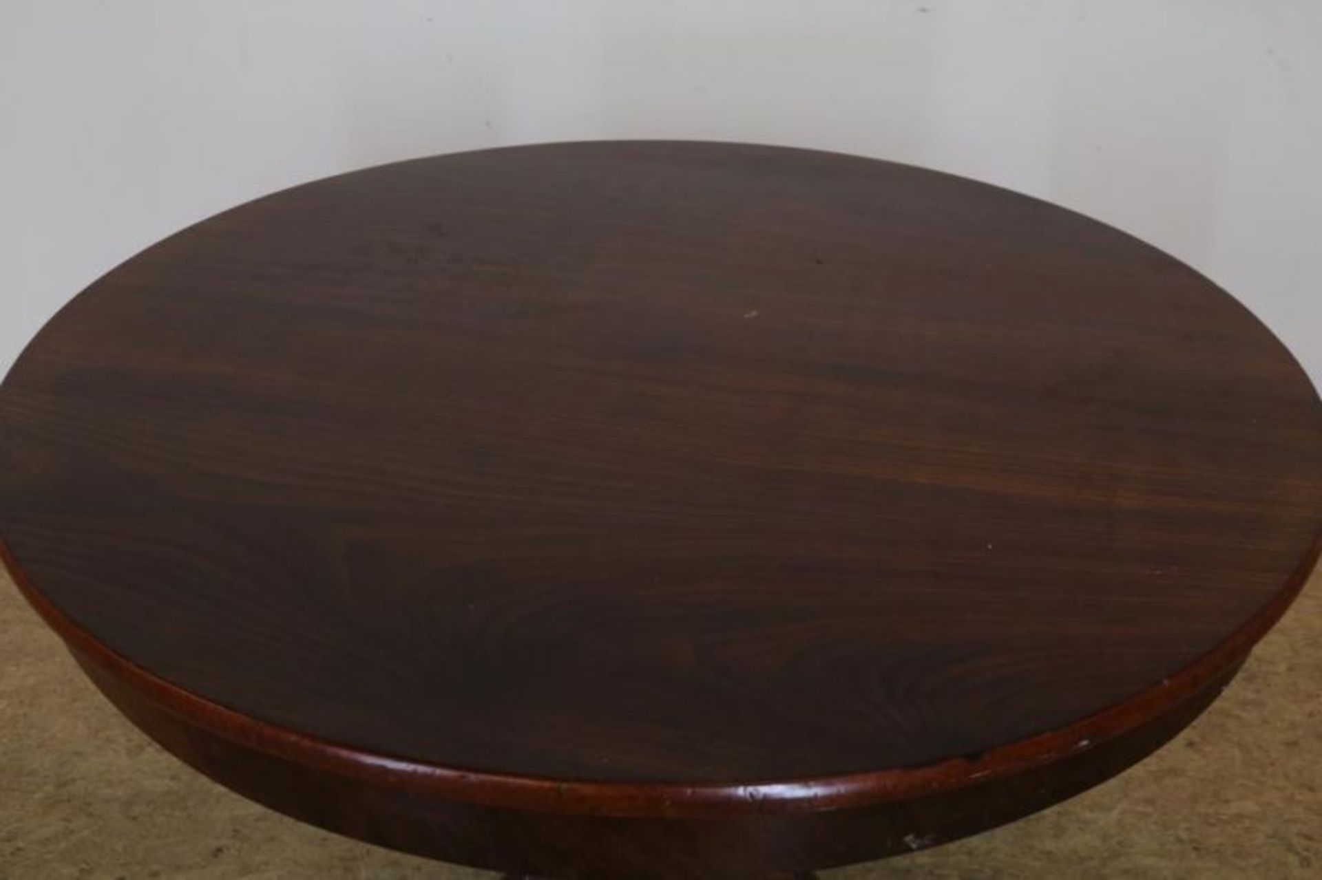 Mahonie Biedermeier tafel op kolompoot, 19e eeuw, h. 74, diam. 105 cm. Mahogany Biedermeier table, - Bild 2 aus 4