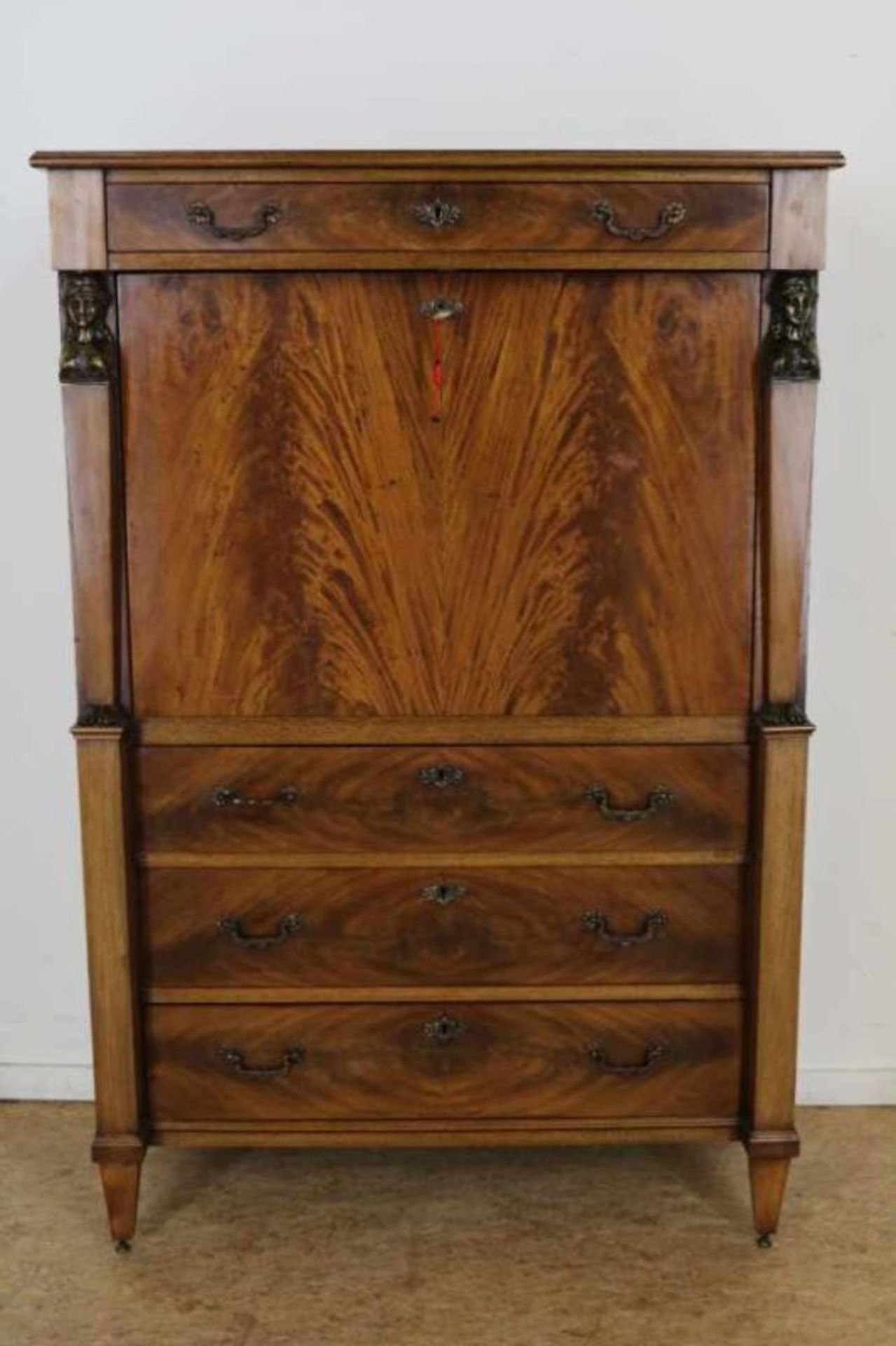 Mahonie Empire secretaire met 4 laden en schrijfklep waarachter interieur met paneeldeurtje en 5