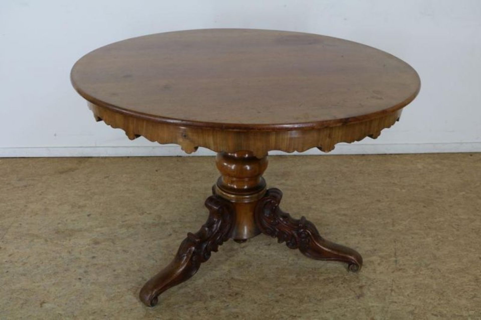 Mahonie Biedermeier tafel op kolompoot uitlopend in gestoken 3-sprant, 19e eeuw, h. 78, diam. 113