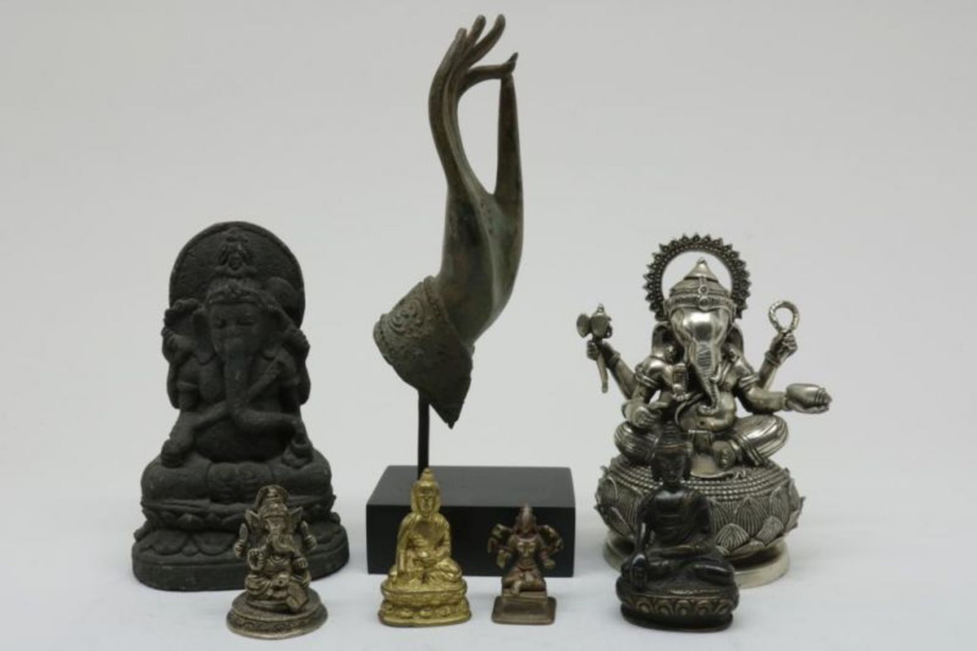 Lot van 6 beelden, w.o. Ganesha en de hand van Boeddha op sokkel, India.