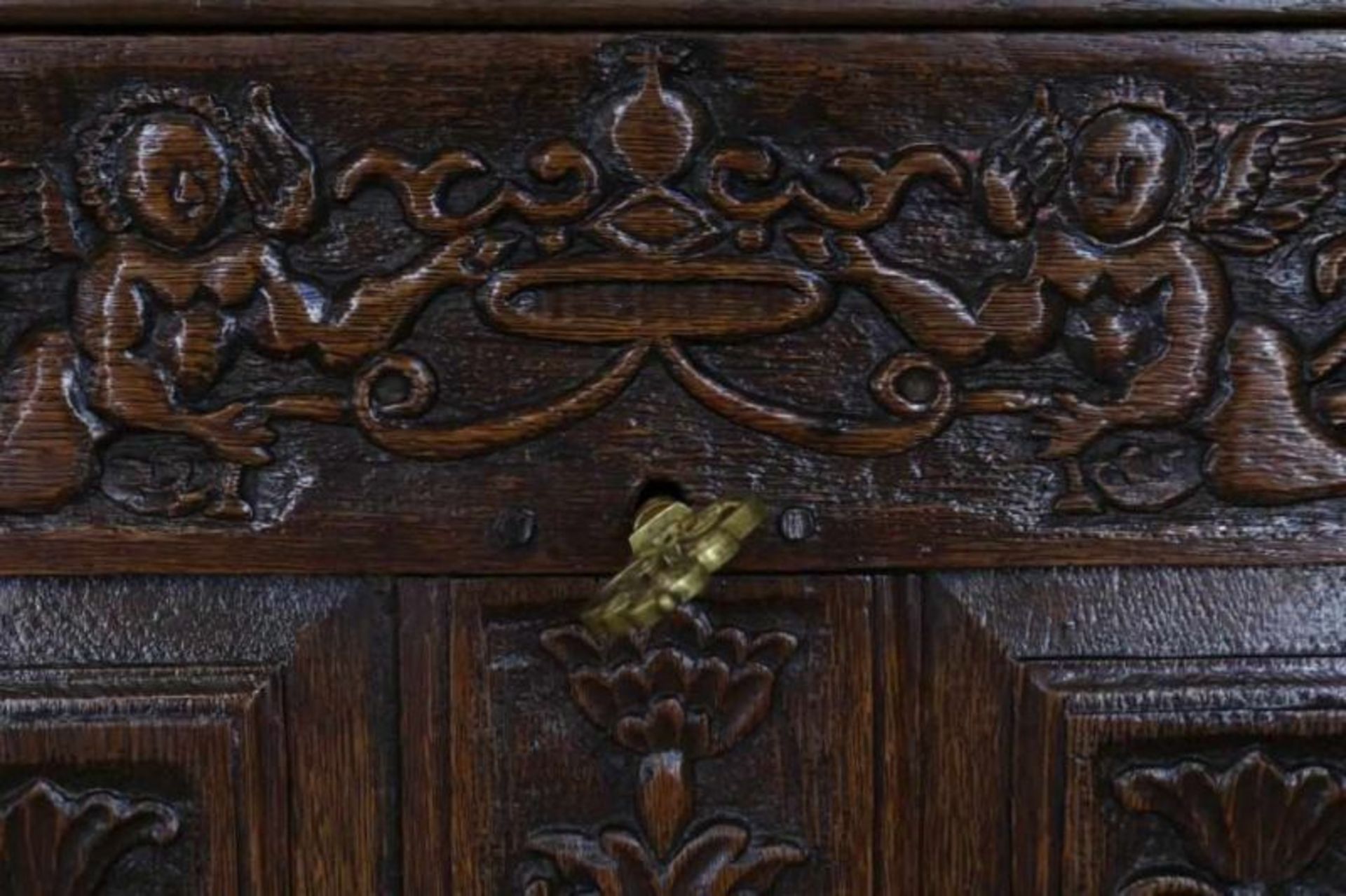 Eiken dekenkist met rijkgestoken front met relief van putti, leeuwen en bloemen in vaas, Holland 18e - Bild 5 aus 8