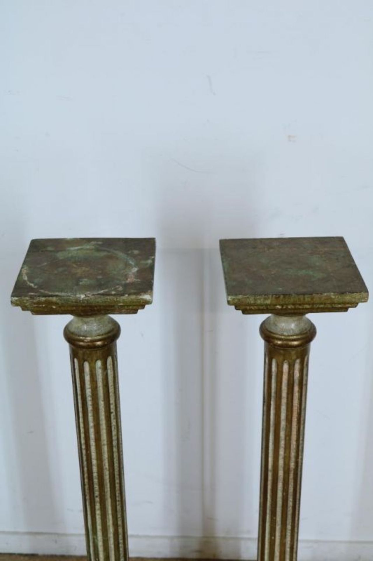 Stel houten deels polychroom piedestals in de vorm van gecannelleerde zuilen, h. 93 cm. Pair of 2 - Bild 2 aus 3