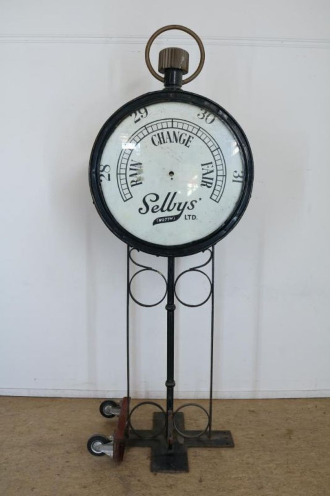 Uithangbord in de vorm van zakhorloge, Sellys'LTD (Nottm), Engeland (glas ontbreekt) h. 234 cm.