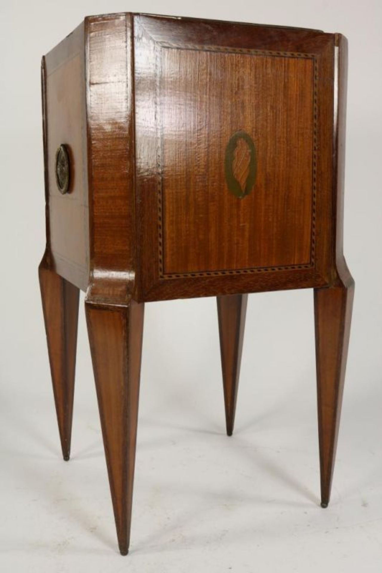 Mahonie met intarsia theestoof met koperen binnenbak, h. 50, br. 27, d. 27 cm. Mahogany thee