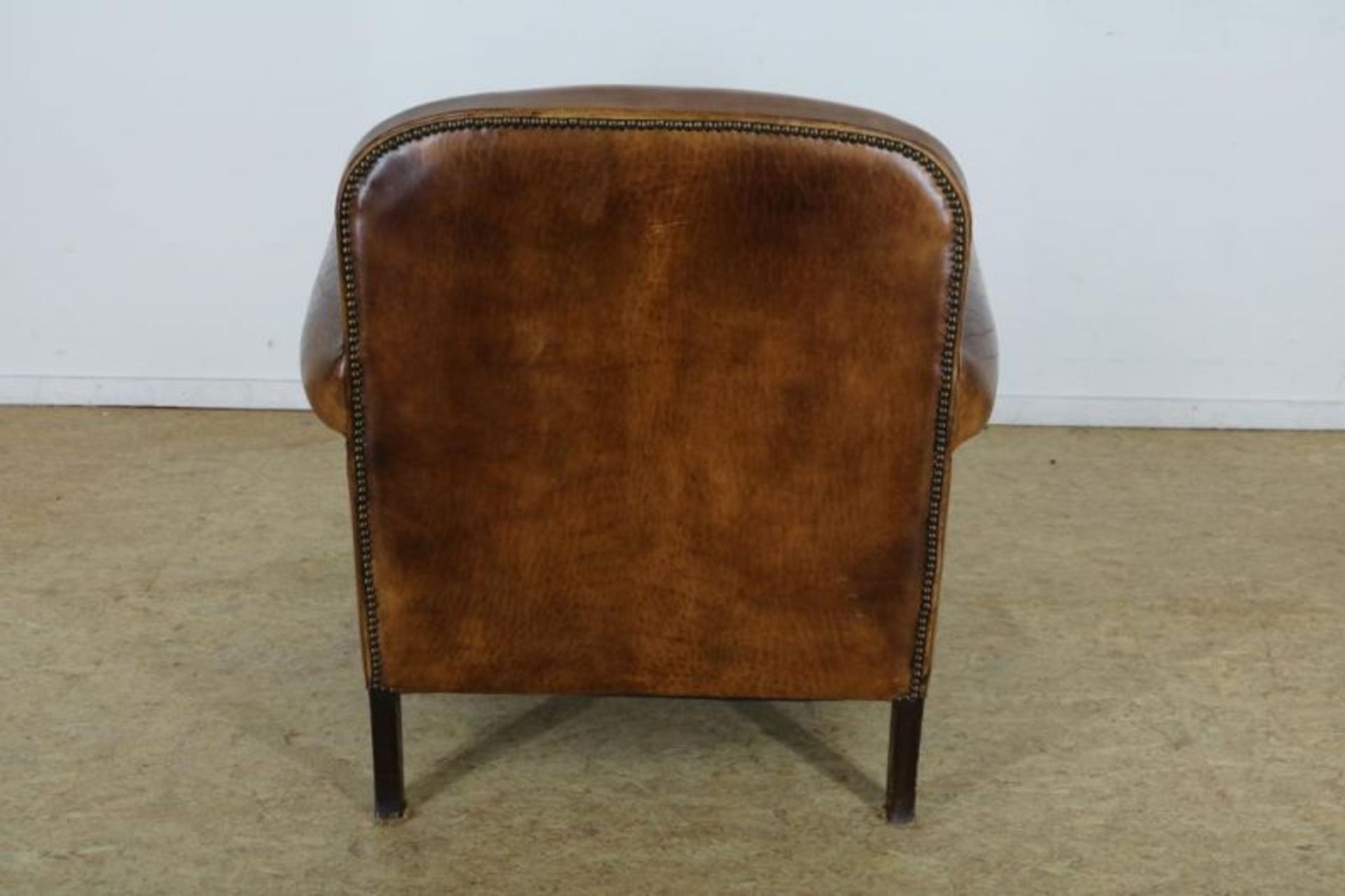 Bruin lederen fauteuil op Queen-Anne-stijl pootjes, ca. 1920. - Bild 2 aus 3