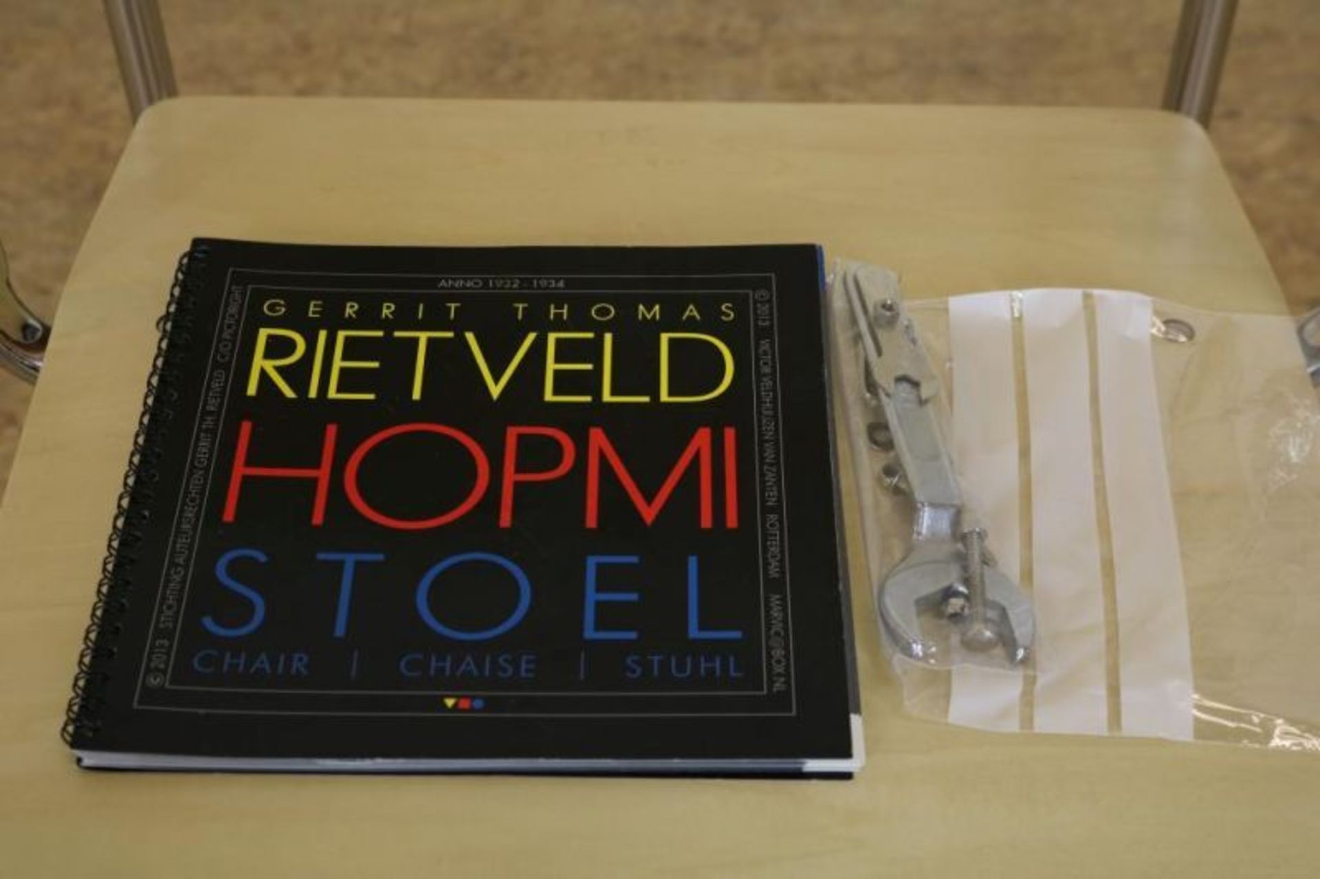 Deels metalen en plywood design Hopmi stoel, naar ontwerper Gerrit Rietveld, Nr. 145/150, gedat. - Bild 4 aus 4