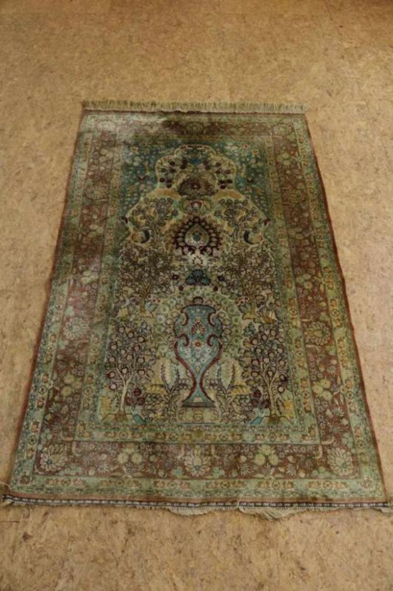 Tapijt, Hereke met zijde en voorstelling van levensboom, 152 x 92 cm. (verkleurd) Carpet, Hereke