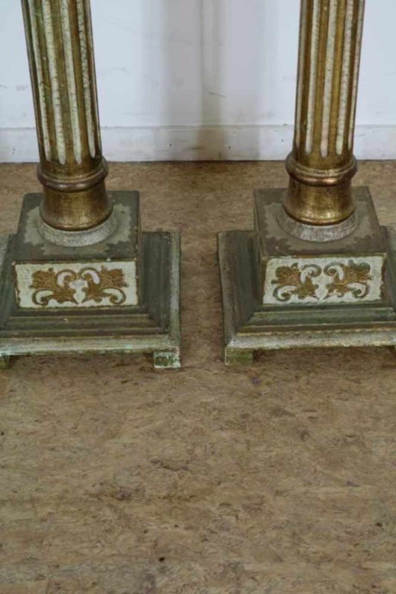 Stel houten deels polychroom piedestals in de vorm van gecannelleerde zuilen, h. 93 cm. Pair of 2 - Bild 3 aus 3