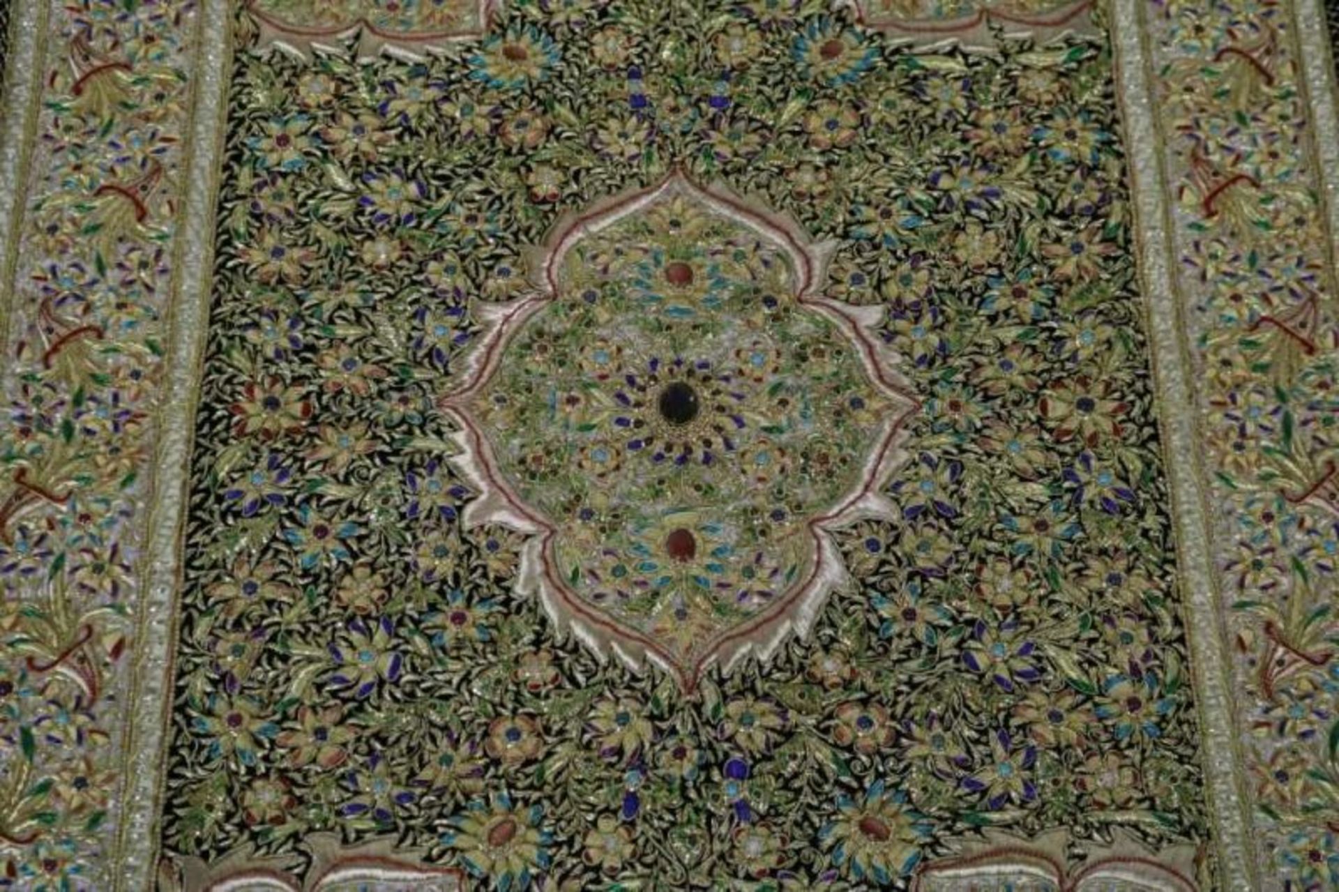 Stel fluwelen wandkleden met gouddraad, half edelstenen en koperwerk, Kashmir India, 116 x 90 cm. - Bild 2 aus 3
