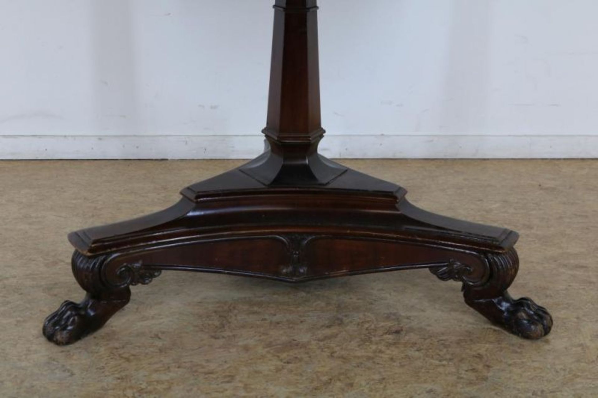 Mahonie ronde salontafel op klauwpoten, 19e eeuw, h. 68, diam. 94 cm. Mahogany round coffee table, - Bild 3 aus 3