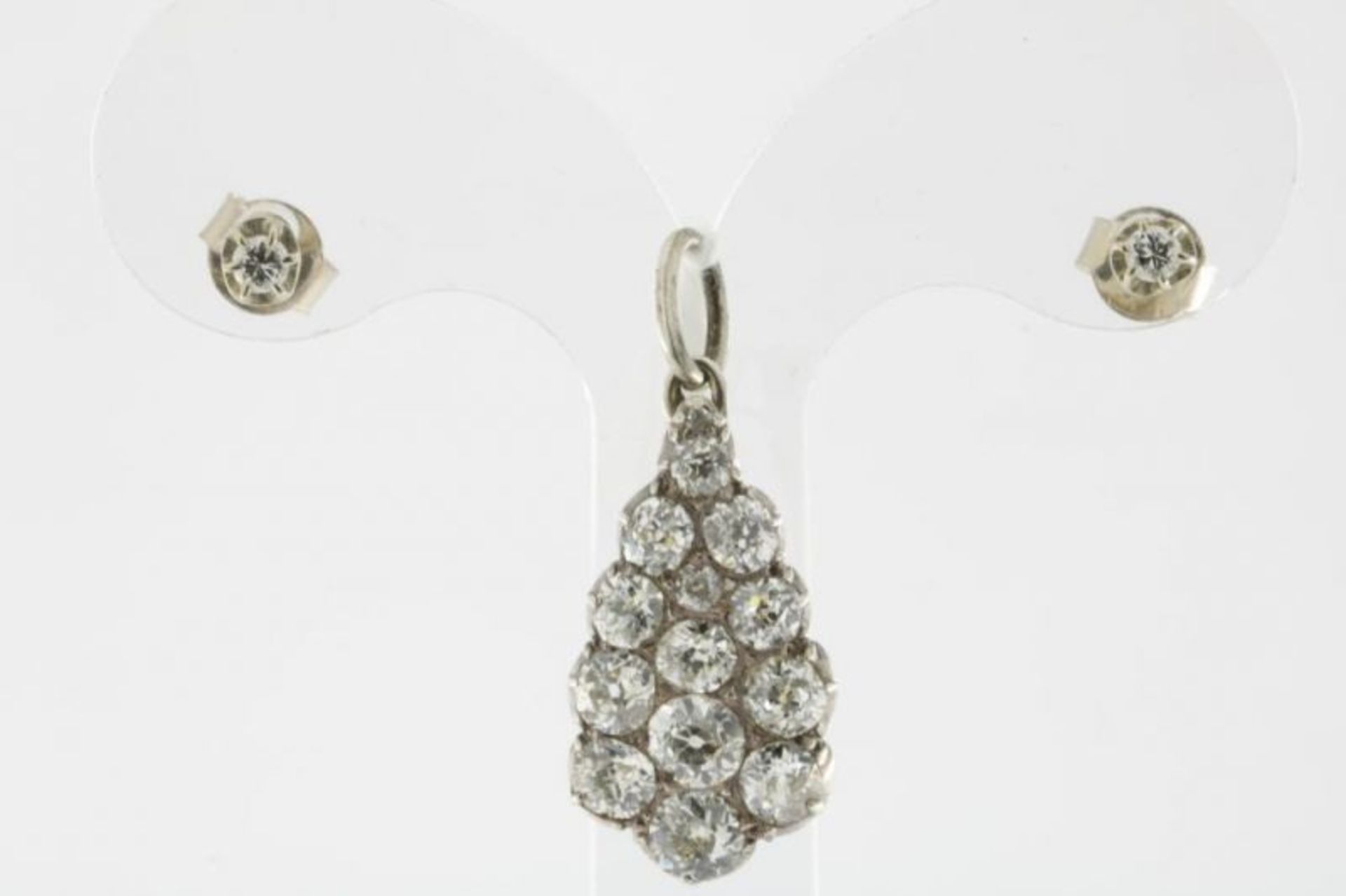 Gouden op zilver hanger bezet met diamant oud slijpsel ca. 1.3ct. (gezet gemeten) waarbij oorstekers