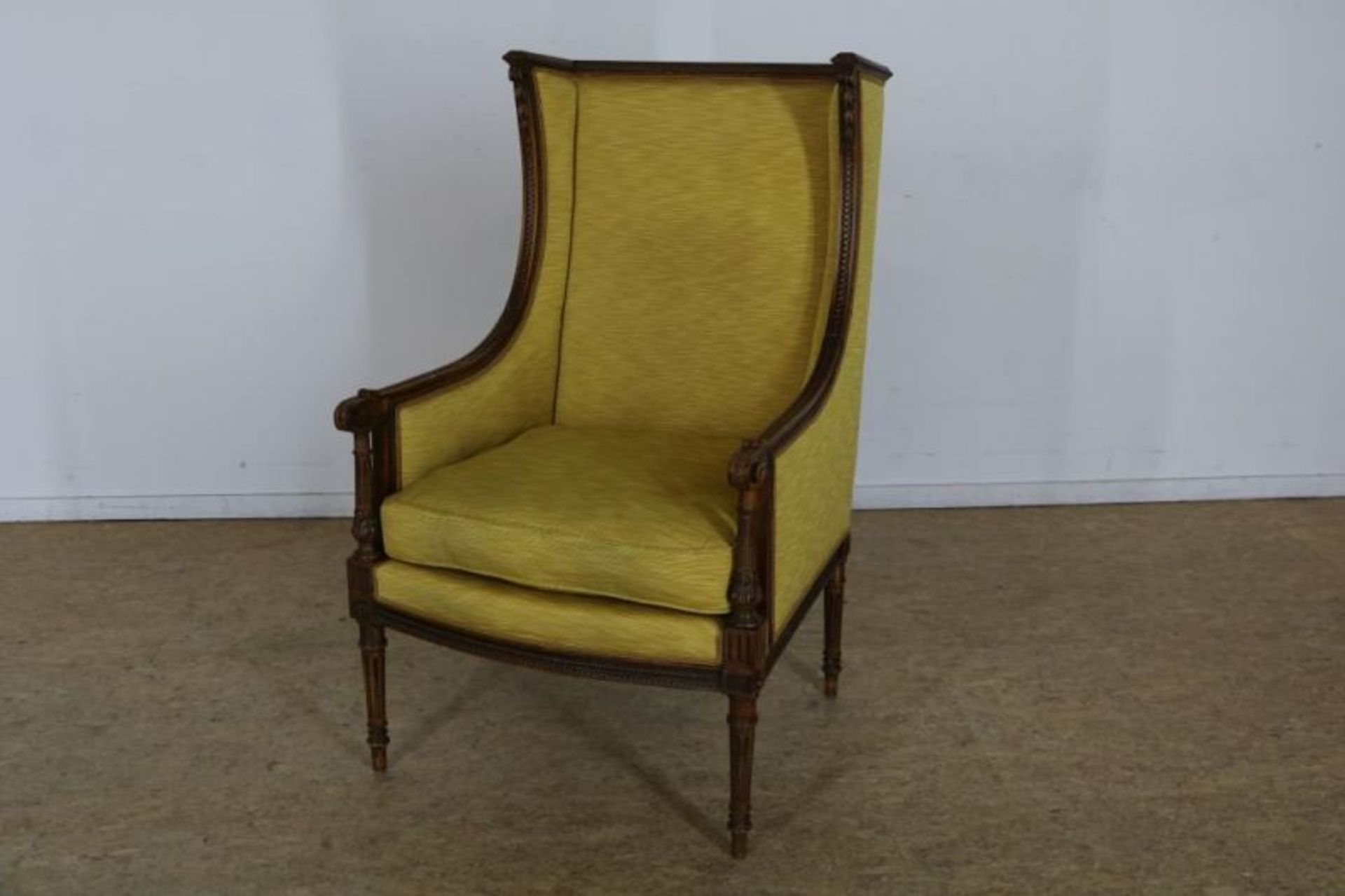 Eiken Louis XVI-stijl bergere met gele stoffering.