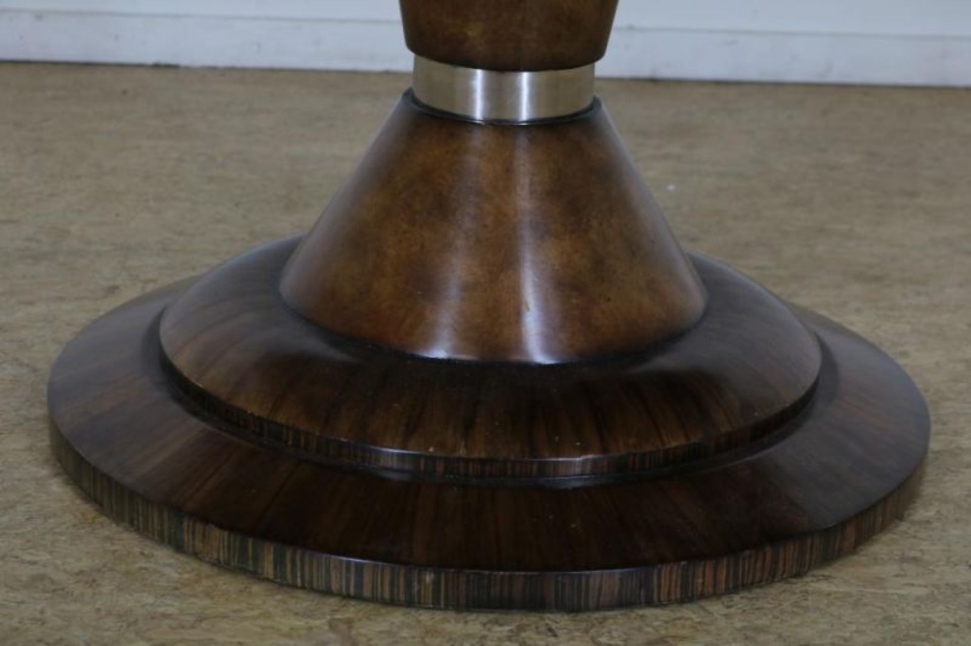 Deels palissander gefineerde Art Deco-stijl tafel op diabolo poot, h. 82, diam. 137 cm. - Bild 5 aus 6