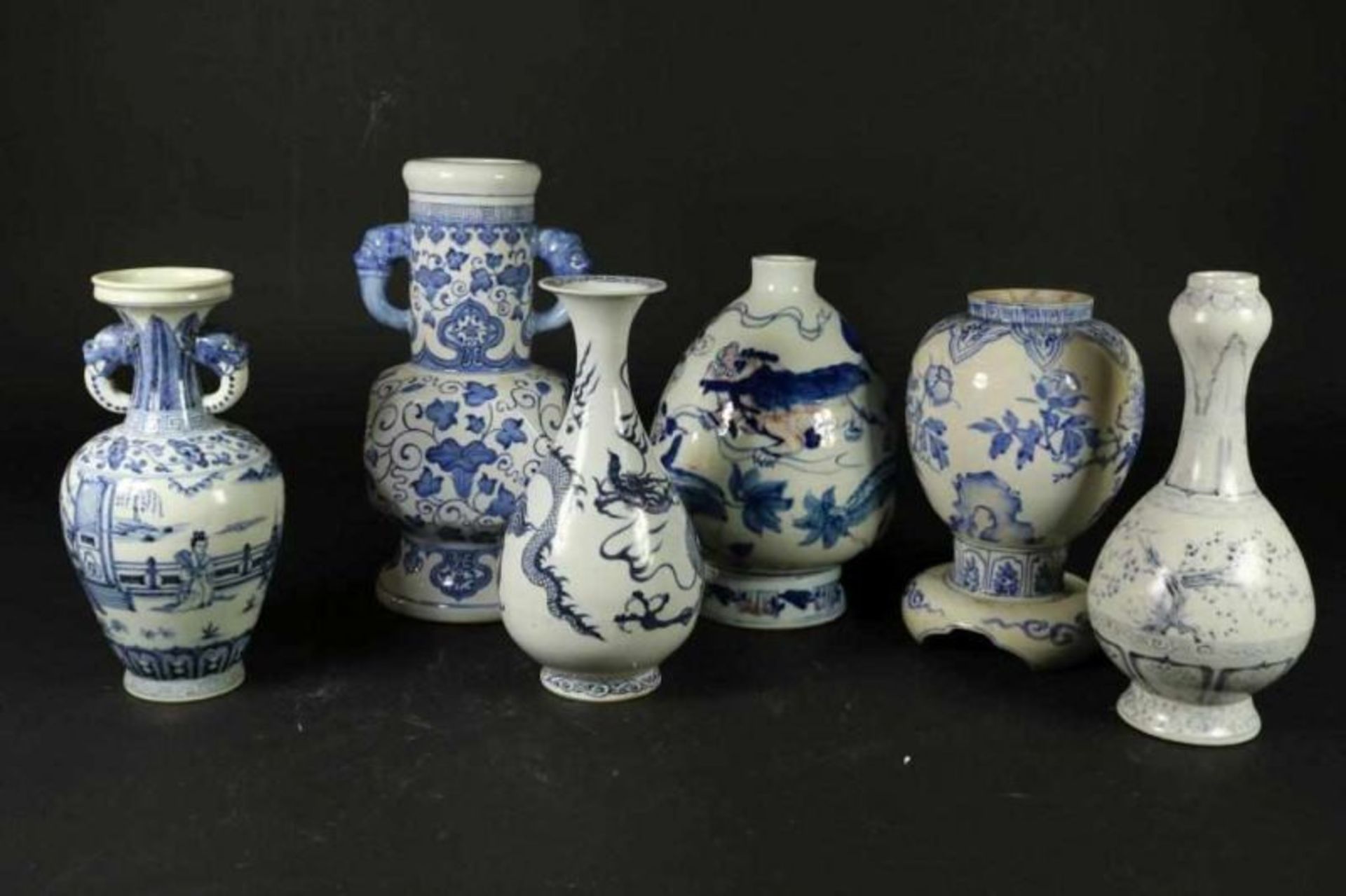 Lot van 6 porseleinen siervazen met blauw/wit decor, China 20e eeuw.