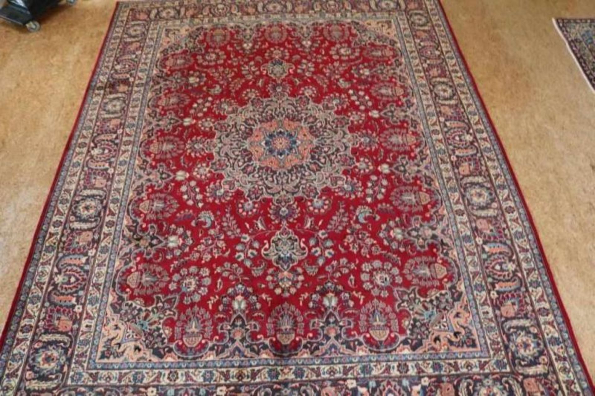 Tapijt, Meshed, 378 x 292 cm. A carpet, Meshed, 378 x 292 cm.