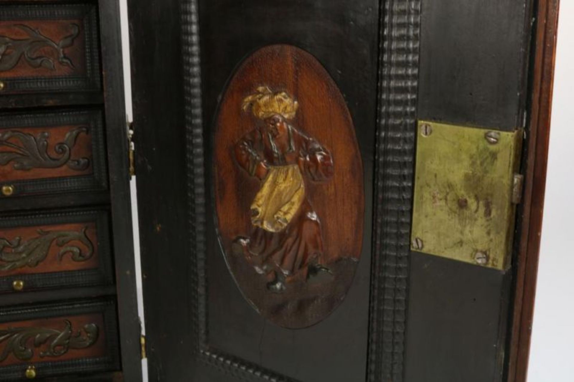 Noten houten kunstkabinet met verguld bronzen beslag, op de zijkanten 2 grepen, het front met 2 - Bild 4 aus 14