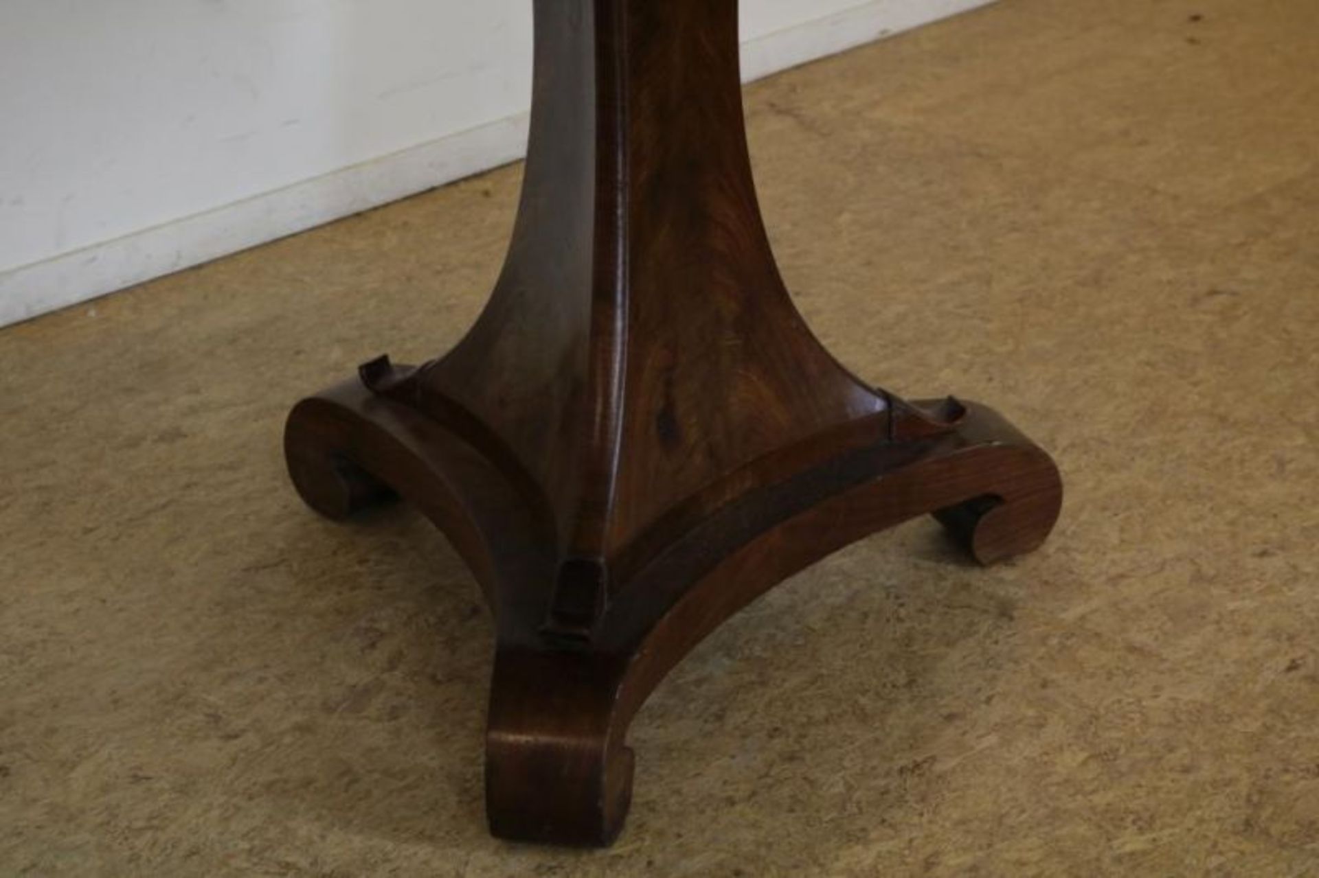 Mahonie Biedermeier tafel op kolompoot, 19e eeuw, h. 74, diam. 105 cm. Mahogany Biedermeier table, - Bild 4 aus 4