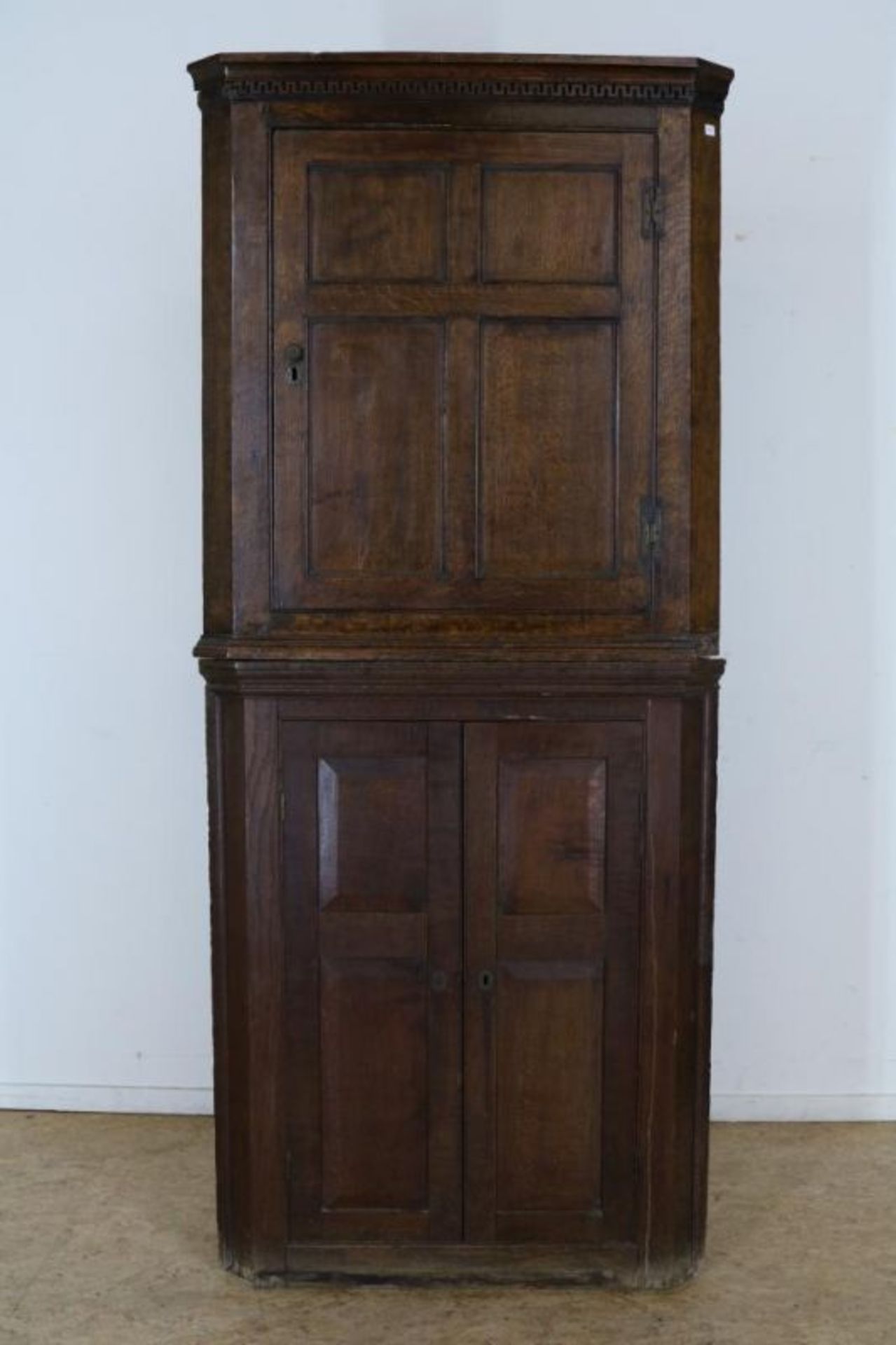 Eiken hoekkast met 3 paneeldeuren, 19e eeuw, h. 200, br. 87, d. 48 cm.