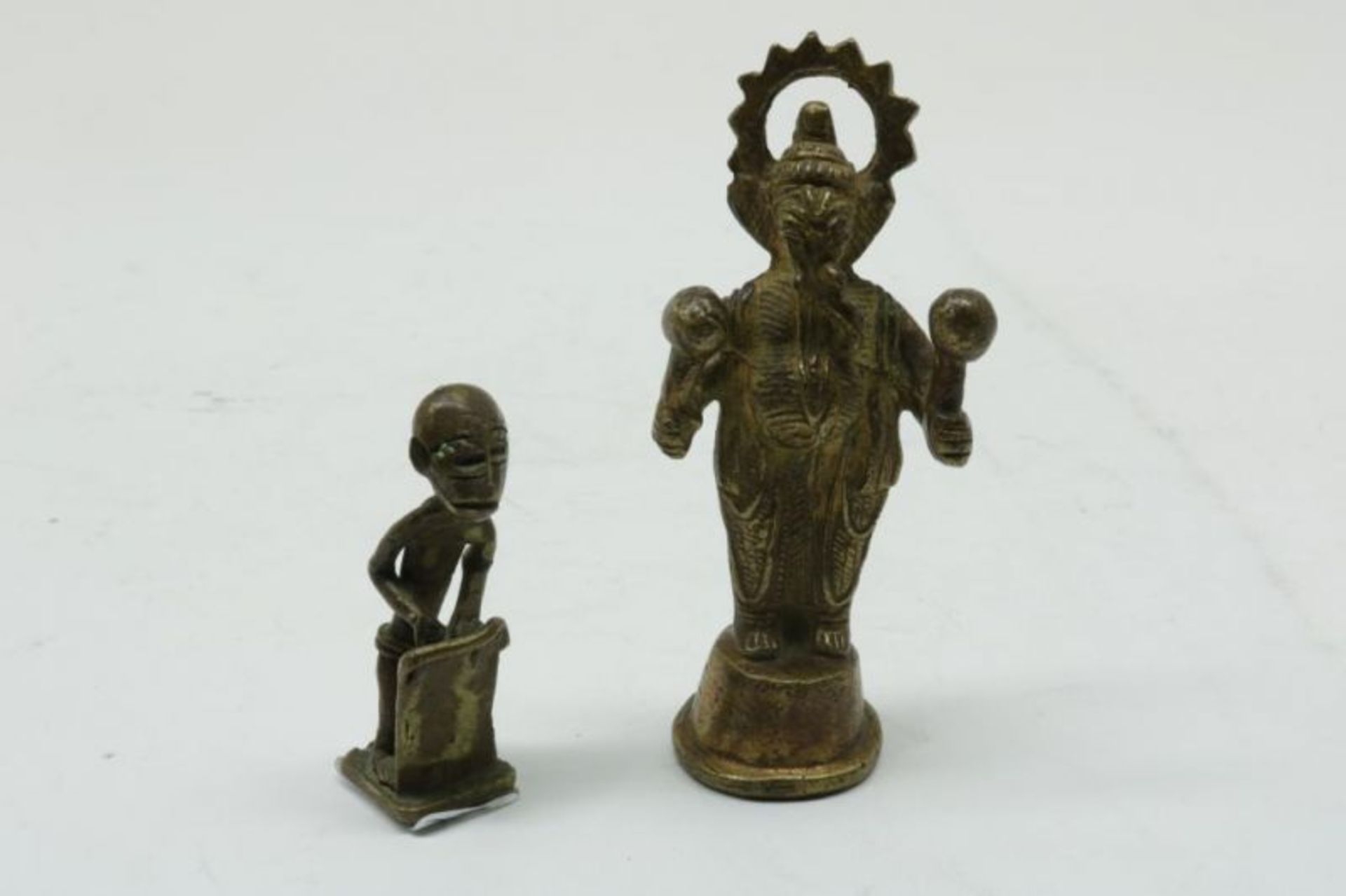 Lot van 4 beelden, w.o. Ganesha en Heilige koe, blikken paard en een stempel, India. - Bild 4 aus 4