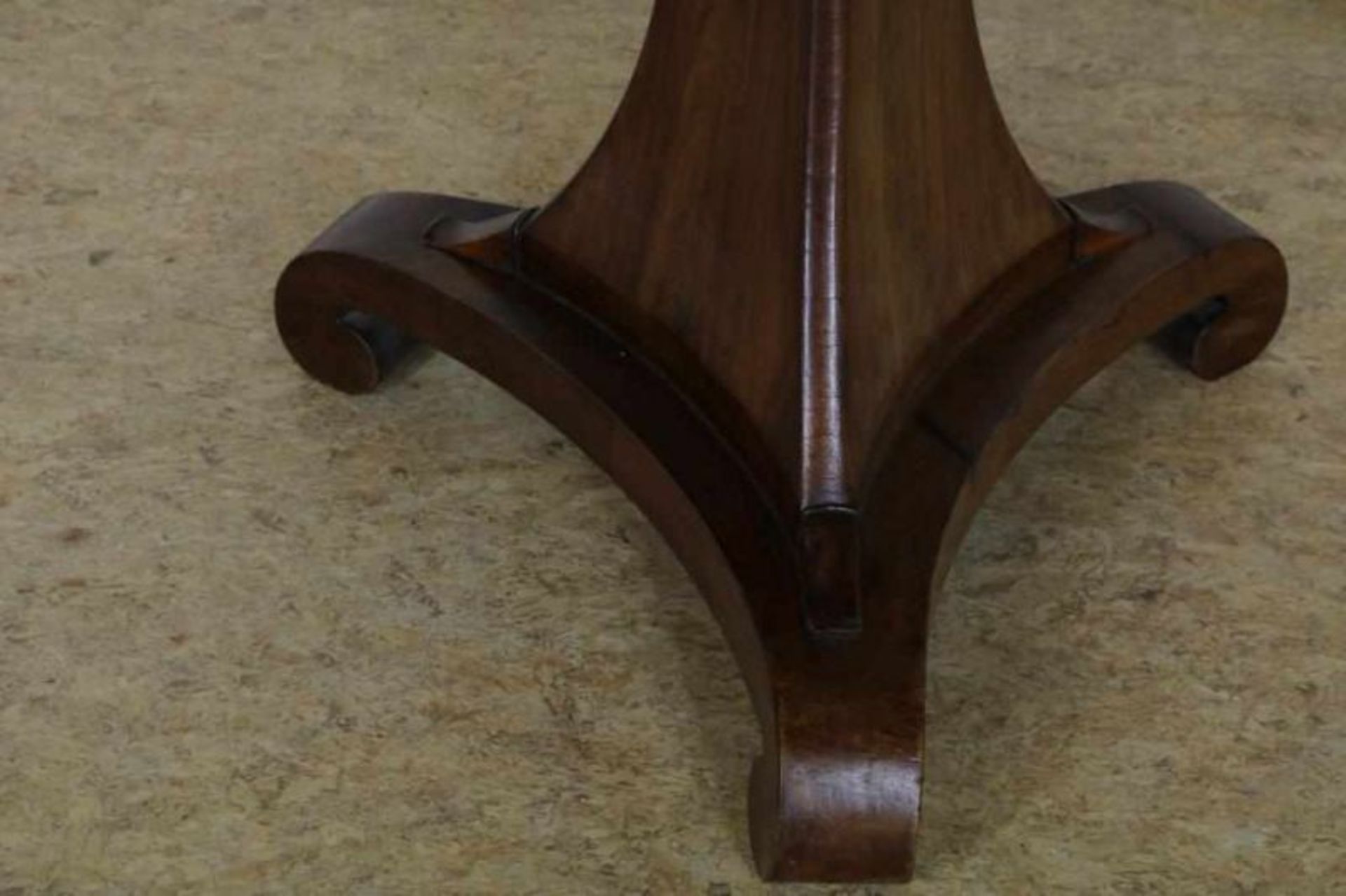 Mahonie Empire ronde tafel met poot uitlopend in 3-sprant, h. 73 diam. 103 cm. Mahogany Empire - Bild 3 aus 3