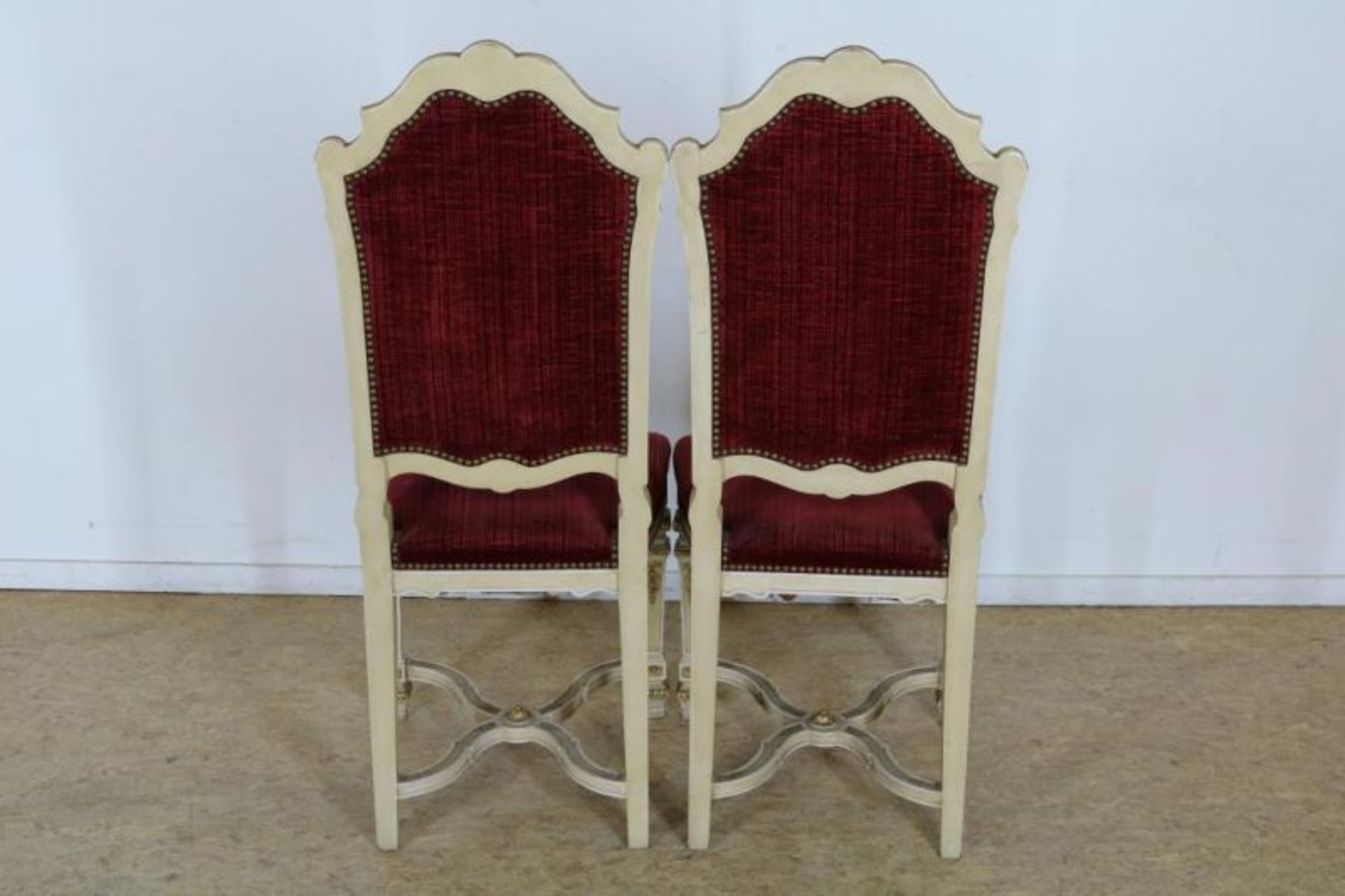 Stel cremelak met goudlak stoelen met rood velours A pair of whitelaquer chairs with red velvet - Bild 2 aus 3