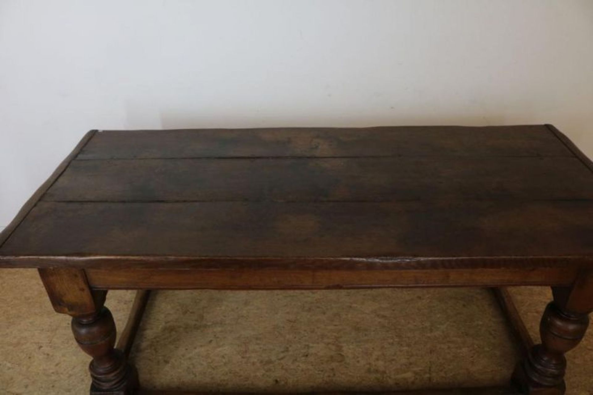 Eiken kloostertafel met rechthoekig blad rustend op balustervormige poten verbonden door regel, - Bild 2 aus 3