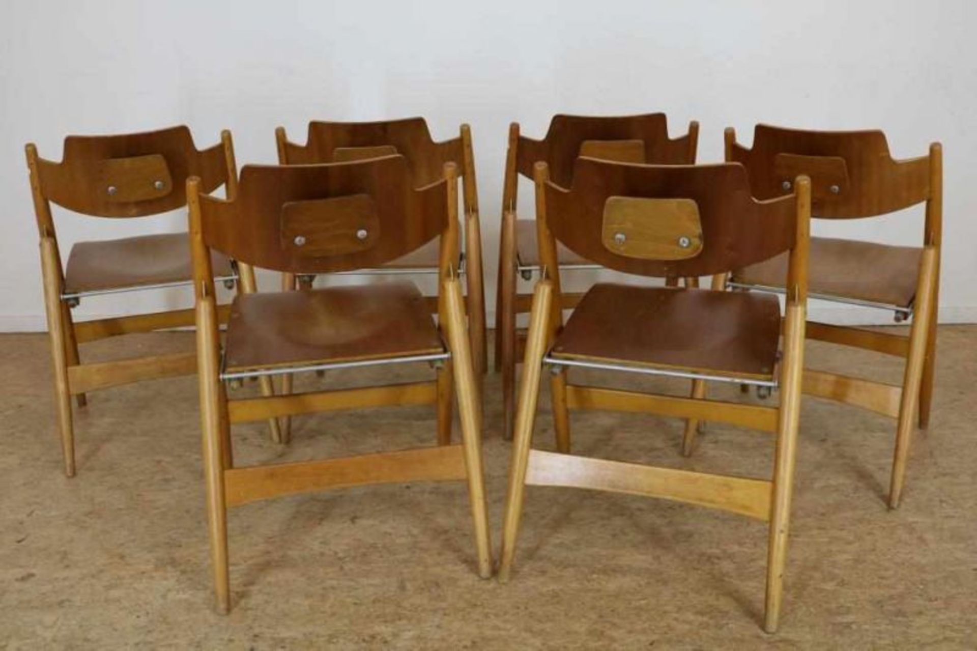 Lot van 6 houten klapstoelen, ontwerp SE-18 uit 1952 van Egon Eiermann (1904-1970) Lot of 6 wooden - Bild 2 aus 3