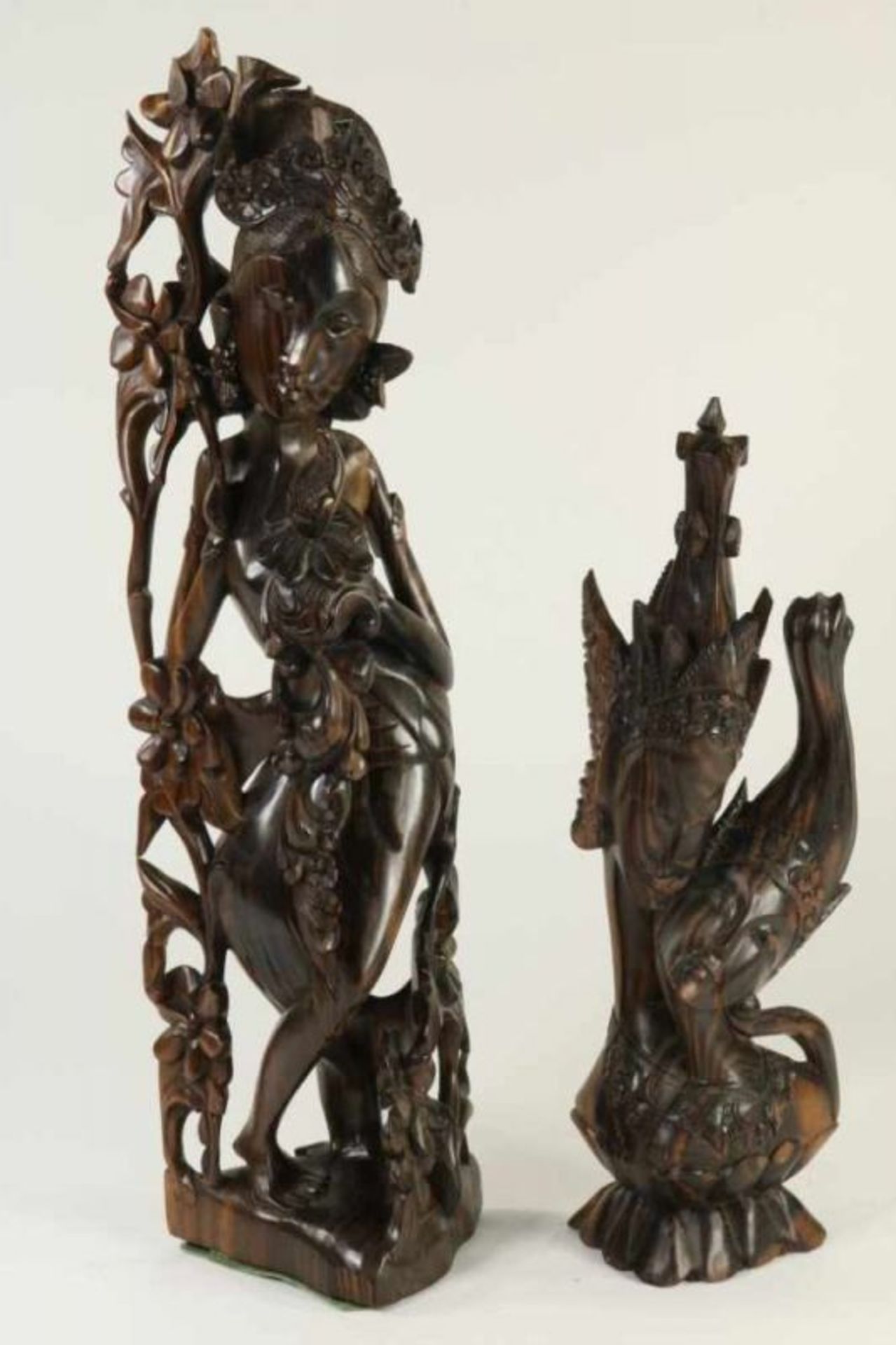 Lot van een palissander gestoken Balinese dame, h. 57 cm. en een palissander snijwerk met 2 figuren,