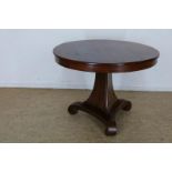 Mahonie Empire ronde tafel met poot uitlopend in 3-sprant, h. 73 diam. 103 cm. Mahogany Empire