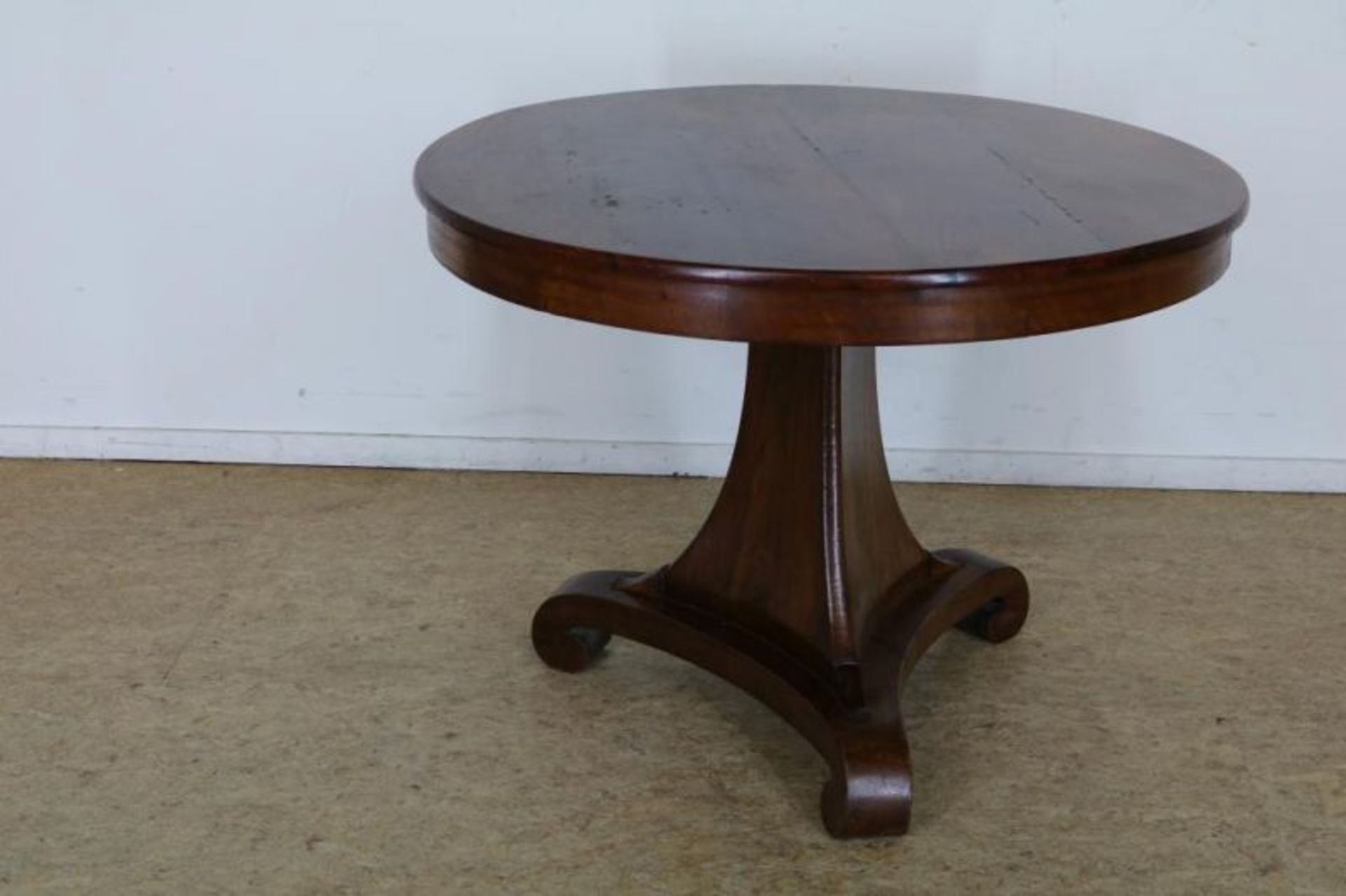 Mahonie Empire ronde tafel met poot uitlopend in 3-sprant, h. 73 diam. 103 cm. Mahogany Empire